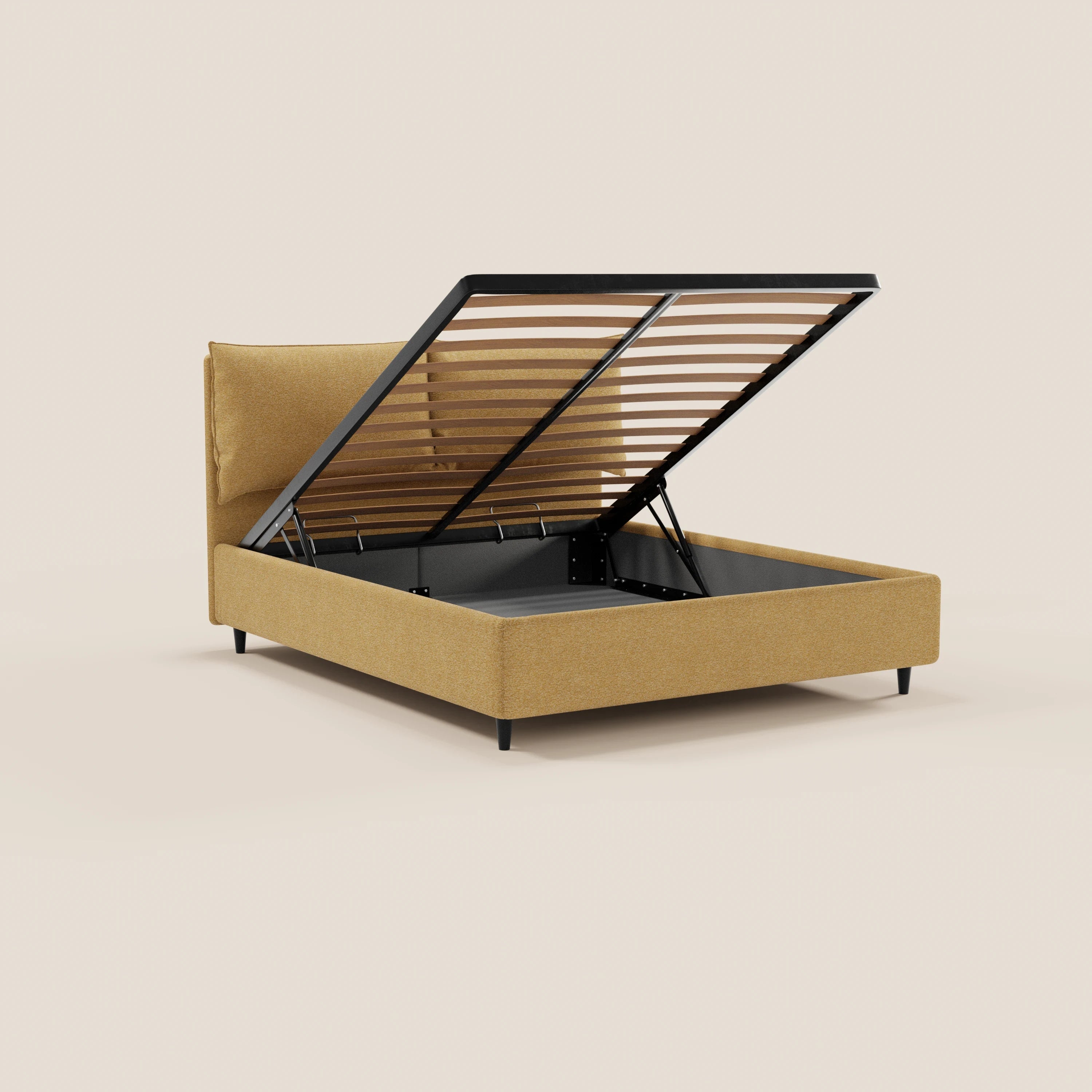 Il letto imbottito ZAYRON di Letti.store presenta un design moderno color senape con sottili gambe nere, tessuto certificato Oeko-Tex®, cuscini imbottiti regolabili e una rete a doghe sollevabile che funge da vano contenitore, il tutto su uno sfondo beige a tinta unita.