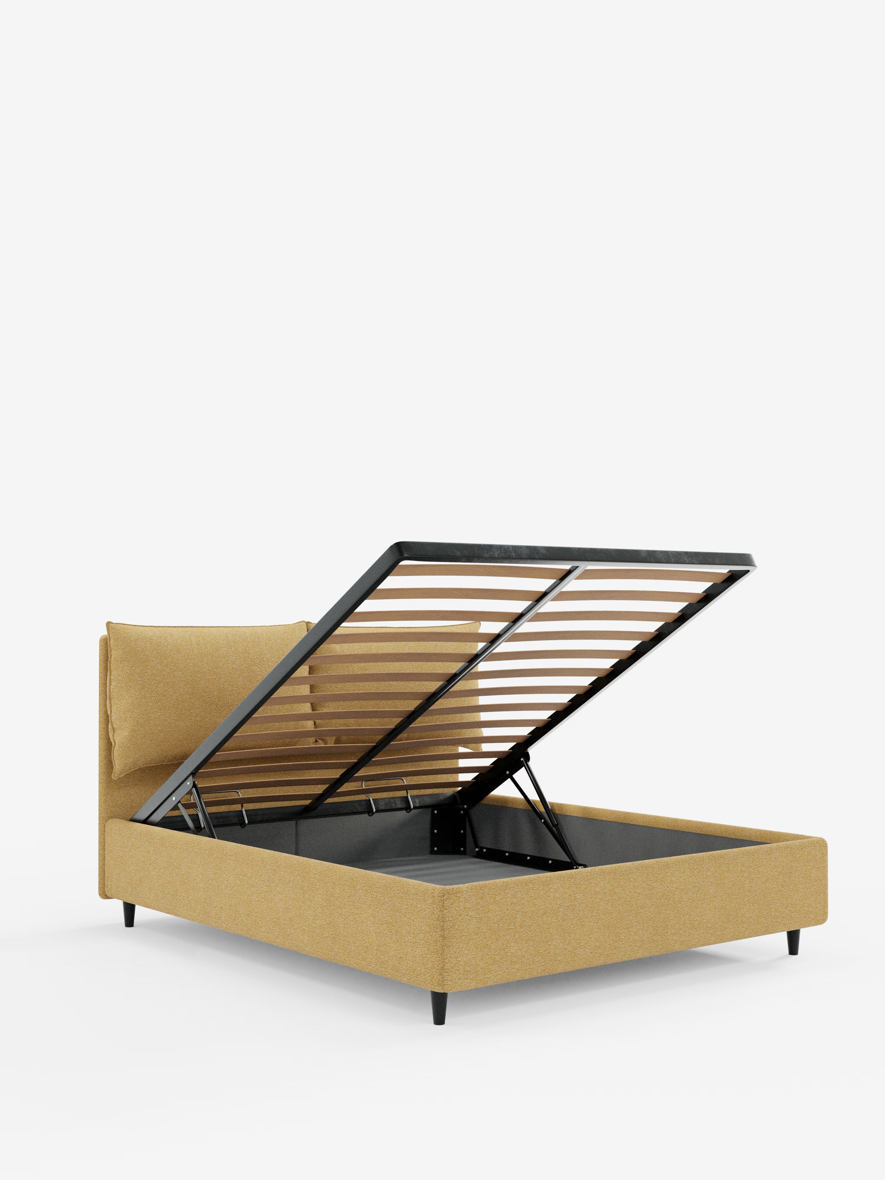 Il letto imbottito con contenitore ZAYRON di Letti.store è presentato in un vivace tessuto giallo senape certificato Oeko-Tex®. Caratterizzato da un'elegante testiera regolabile con morbidi cuscini e gambe nere inclinate, questo letto spicca su uno sfondo bianco a tinta unita. La sua rete a doghe in legno si solleva facilmente per rivelare un ampio vano contenitore sottostante, mettendo in risalto il design moderno e funzionale del letto come pratico letto contenitore.