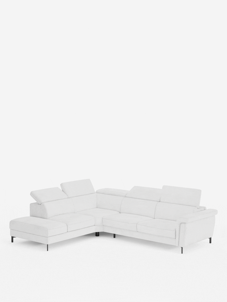 Il divano letto angolare Capri con poggiatesta reclinabili e materasso ad alte prestazioni in tessuto vellutino smacchiabile T30 di Divani.Store è un moderno divano componibile a L di colore bianco, che spicca su uno sfondo bianco a tinta unita. Caratterizzato da poggiatesta regolabili e da sottili gambe nere, questo divano angolare sfoggia un design moderno grazie al suo aspetto lussuoso e spazioso, perfetto per qualsiasi soggiorno contemporaneo.