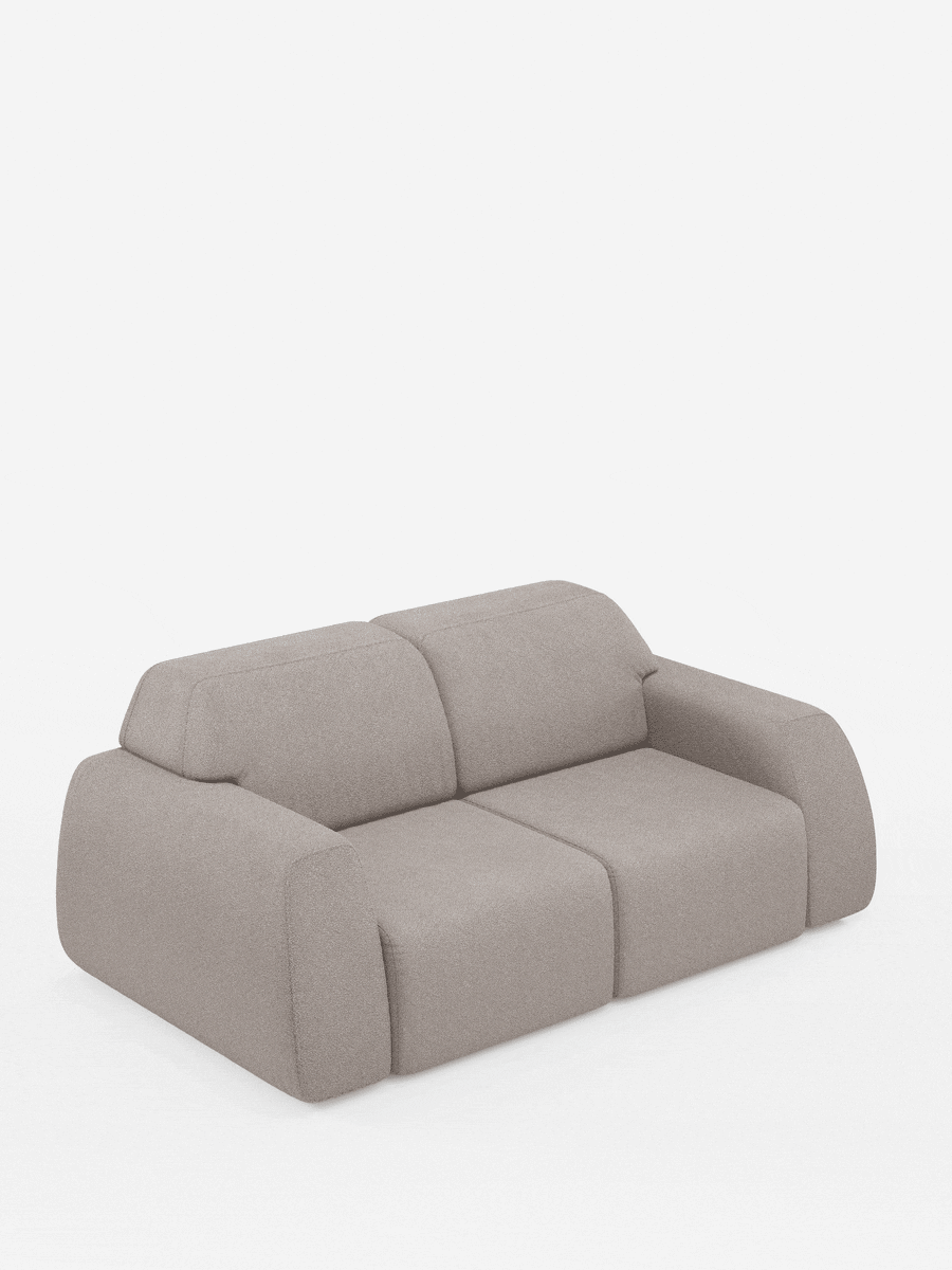 Un moderno divano a due posti grigio chiaro di Divani.Store, il modello Orbit a 2 e 3 posti con sedute scorrevoli, caratterizzato da morbidi braccioli e schienali arrotondati. Il suo design minimalista esalta lo stile contemporaneo ed è rivestito in tessuto T33 effetto cotone, completamente sfoderabile e resistente alle macchie, su uno sfondo bianco a tinta unita.