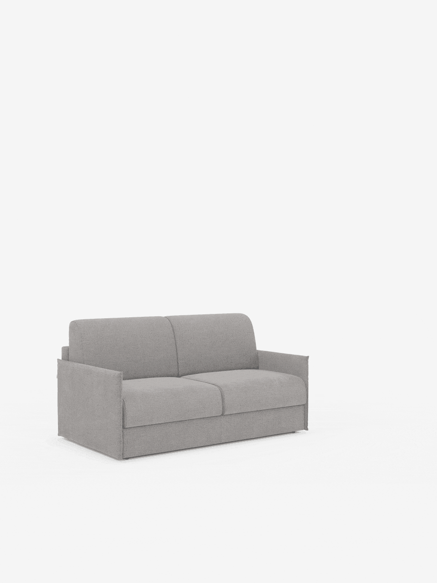 Un divano letto matrimoniale sfoderabile Evans di colore grigio chiaro, disponibile su Divani.Store, caratterizzato da un design compatto e da ampi cuscini con braccioli, è posto al centro di uno sfondo bianco a tinta unita. Rivestito in tessuto T23 facile da pulire e dotato di un pratico vano porta-cuscini, il divano appare moderno e minimalista grazie alla sua forma pulita e squadrata e all’assenza di motivi o decorazioni visibili.