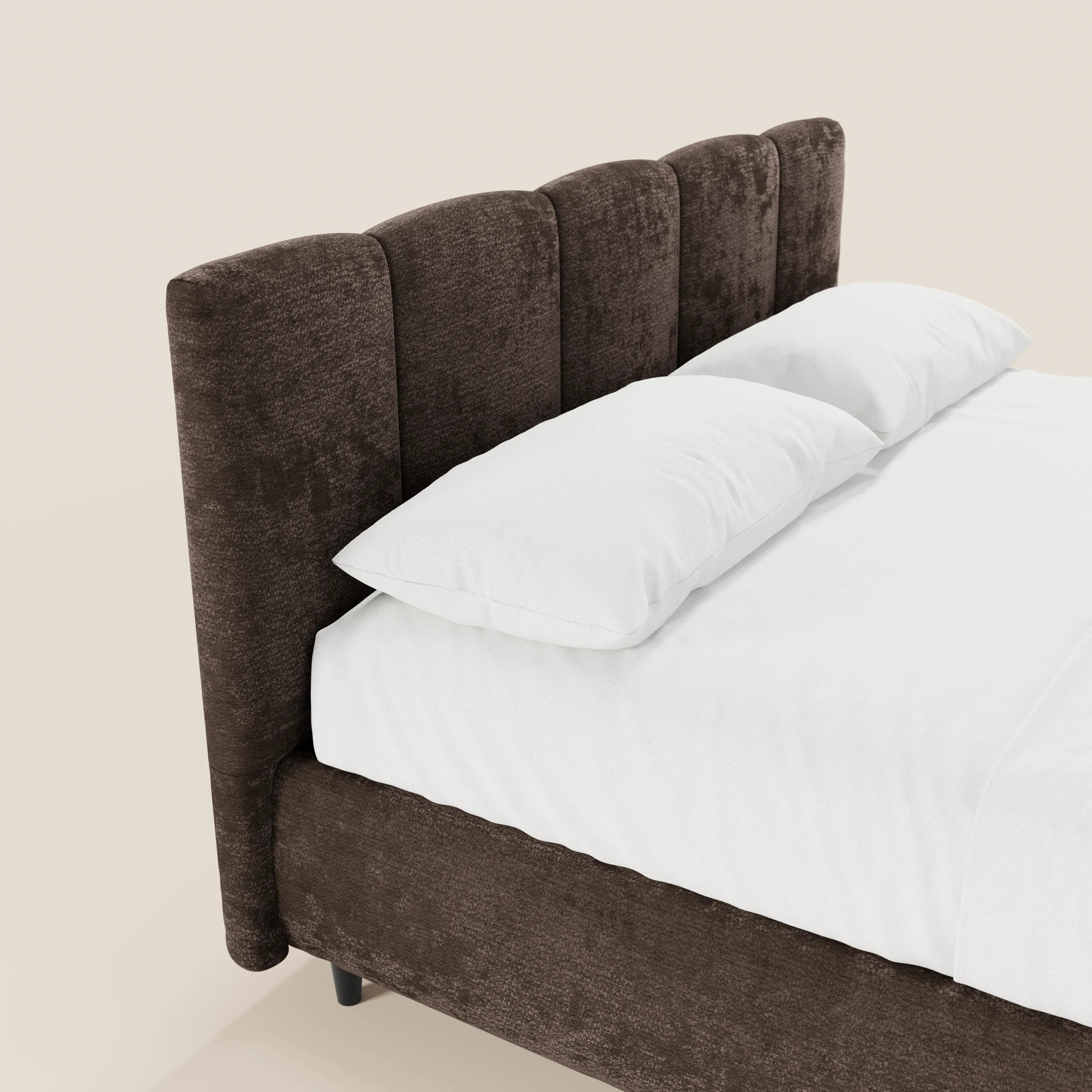 Il letto imbottito ARKAM di Letti.store presenta una testiera in tessuto Oeko-Tex® marrone scuro a pannelli verticali e una struttura con vano contenitore, rifinita con lenzuola e cuscini bianchi, che risaltano su uno sfondo beige chiaro a tinta unita.