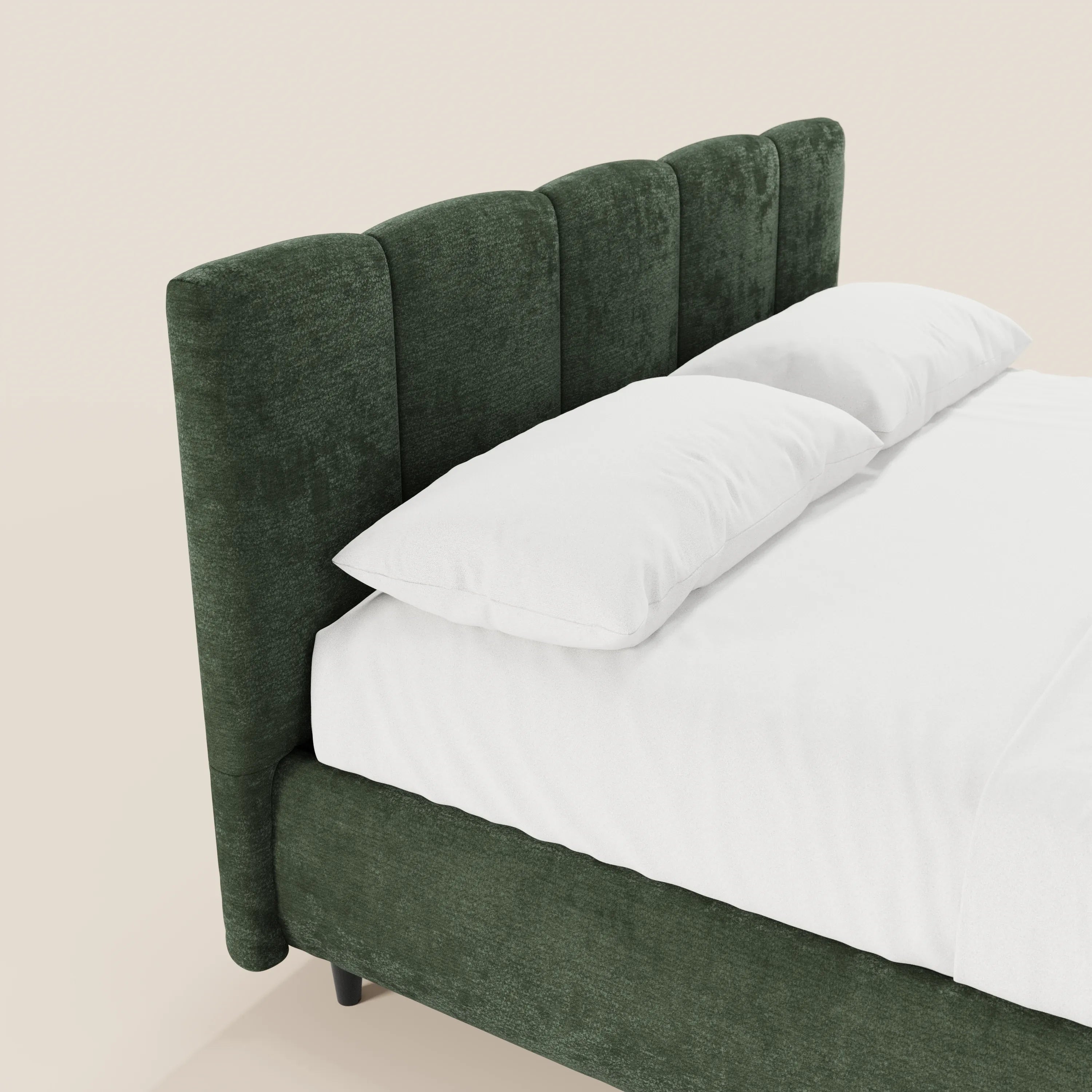 Il letto imbottito ARKAM di Letti.store si caratterizza per lo stile shabby chic, il tessuto certificato Oeko-Tex® e la testiera con dettagli verticali. Presentato in verde con lenzuola e cuscini bianchi, il suo design contemporaneo risalta sullo sfondo chiaro.