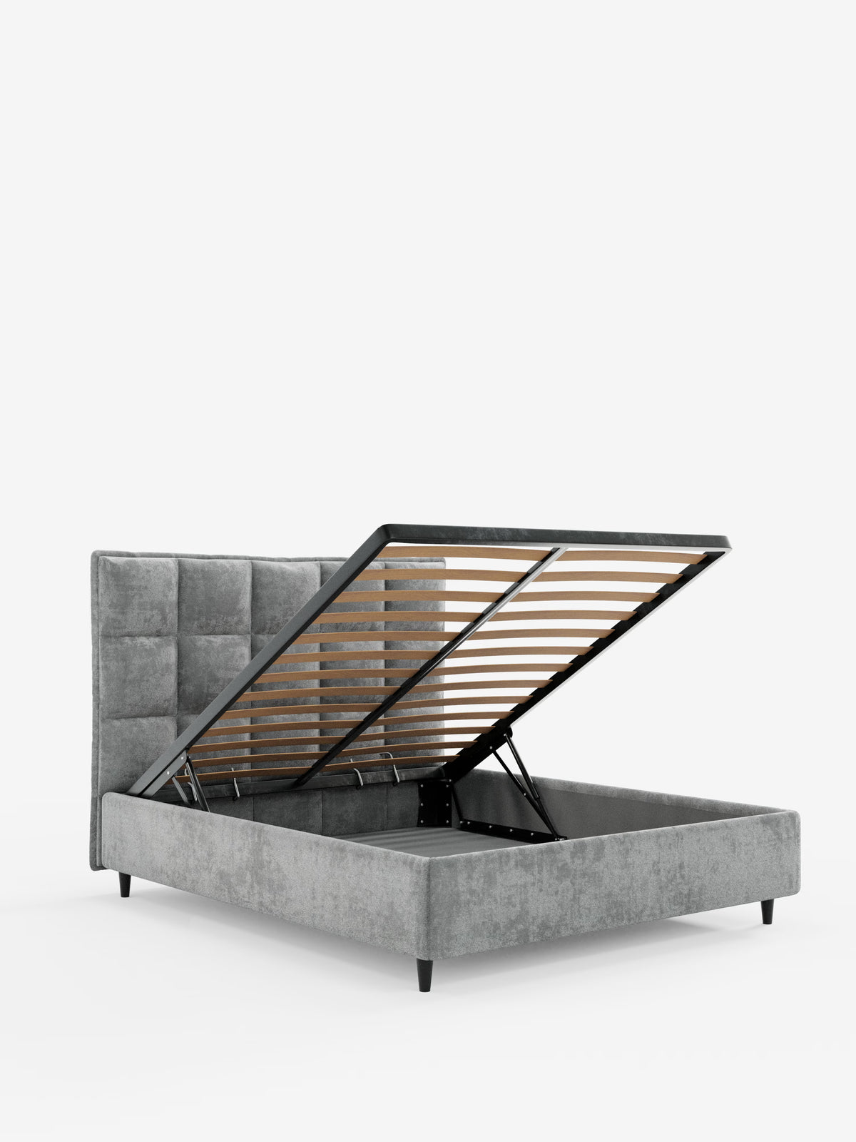Il letto imbottito AURO con contenitore e testiera alta capitonné in ciniglia Oeko-Tex® di Letti.store è una moderna struttura letto imbottita di colore grigio chiaro, caratterizzata da un lussuoso rivestimento in ciniglia e da un’elegante testiera alta capitonné. La sua rete a doghe può essere sollevata in modo da rivelare un ampio e pratico vano contenitore sottostante. Il letto poggia su corte gambe nere ed è presentato su uno sfondo bianco a tinta unita.