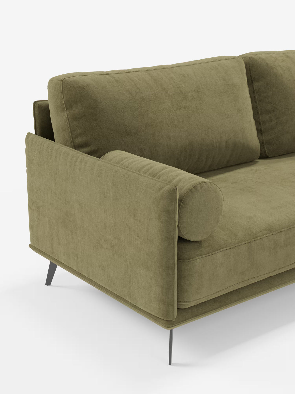 Ecco la frase riscritta utilizzando i dati del prodotto: Il divano moderno angolare con penisola Basalto di Divani.Il divano presenta un rivestimento in tessuto T31 verde oliva resistente alle macchie, un design moderno dalle linee squadrate con base in metallo, sottili gambe in metallo, cuscini dello schienale e della seduta quadrati imbottiti in piuma e un cuscino cilindrico appoggiato al bracciolo. Lo sfondo è bianco a tinta unita.