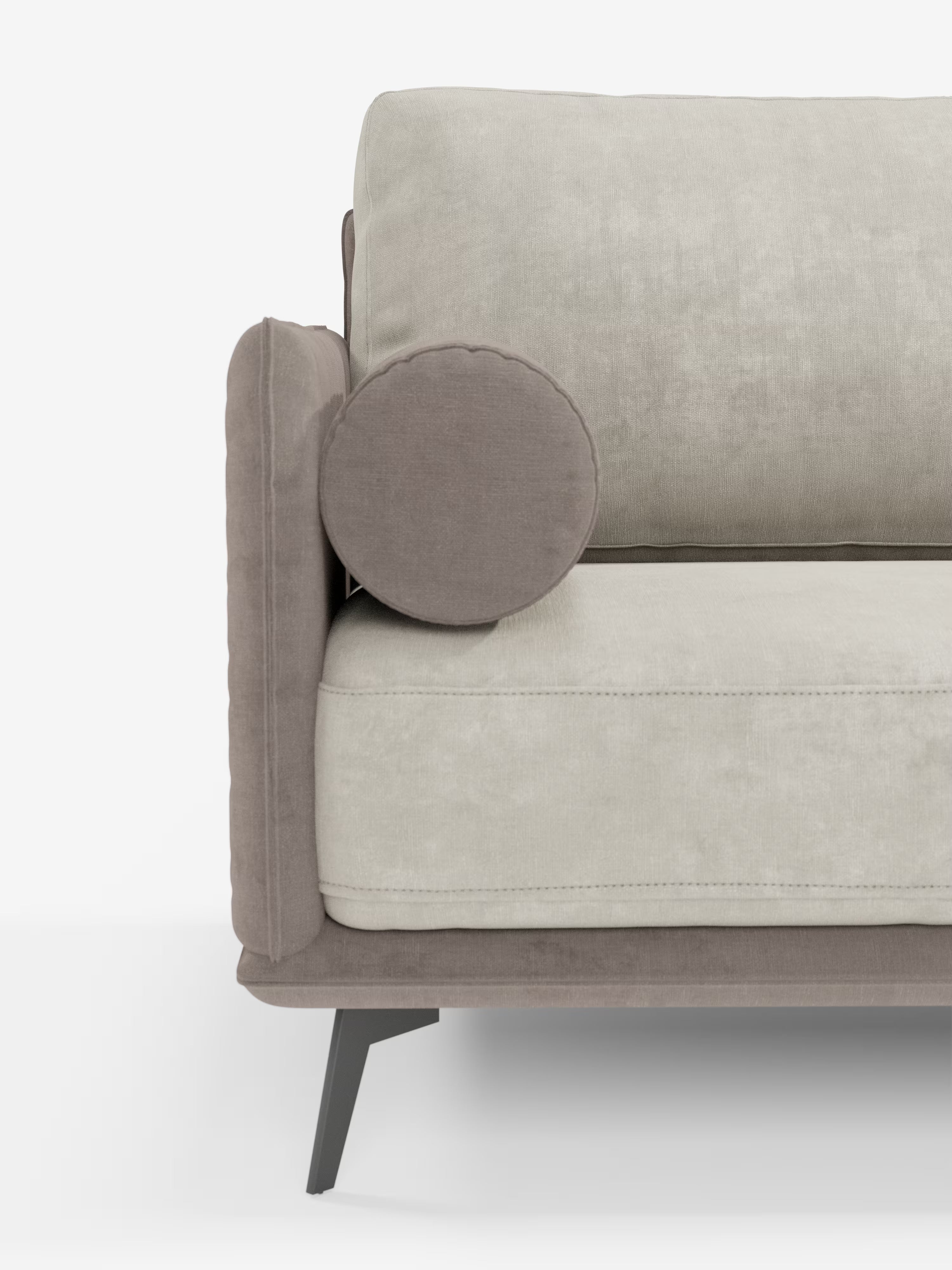 Un primo piano del lato sinistro del divano Basalto Divano 2 o 3 posti Bicolore di Divani.Store mette in risalto i suoi cuscini in tessuto T31 beige chiaro e resistente alle macchie, con un cuscino decorativo rotondo e un morbido bracciolo color taupe. Il divano presenta un design a posto singolo con schienali imbottiti in piuma d’oca, il tutto sostenuto da gambe angolari in metallo nero su uno sfondo bianco.