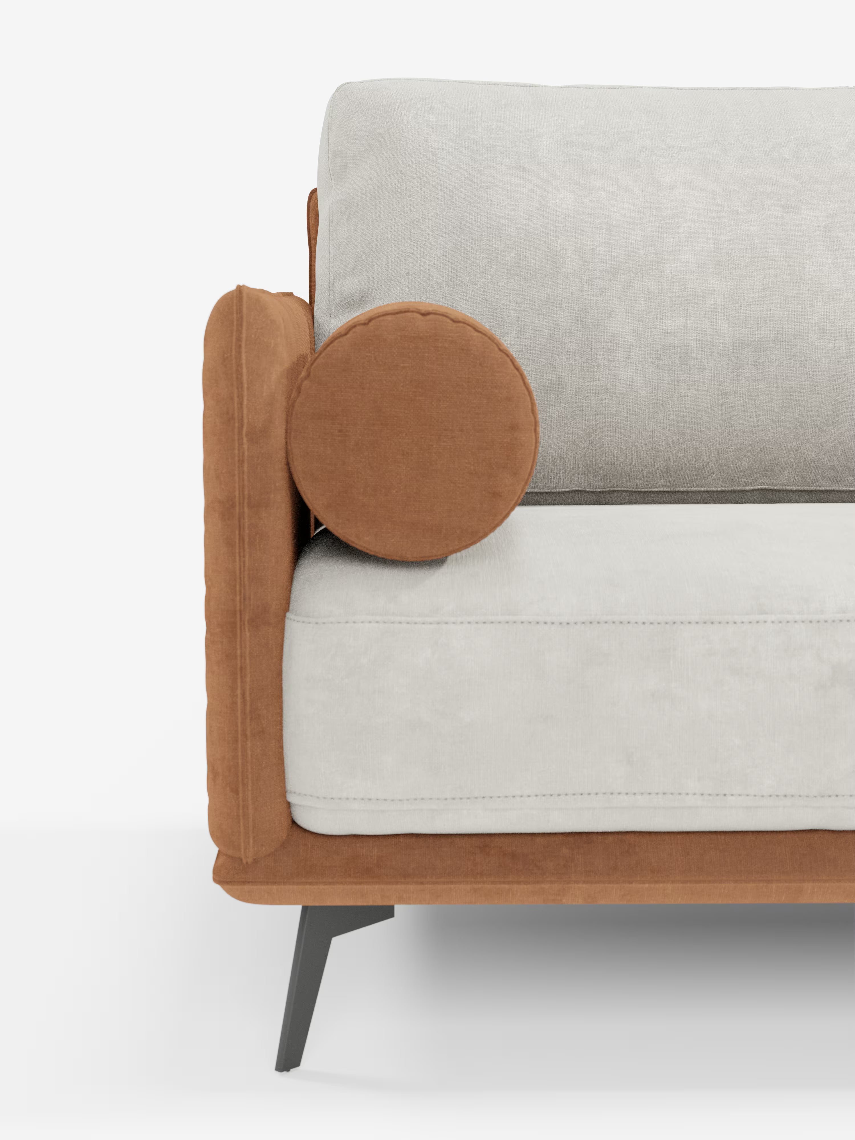 La linea Basalto Divano lineare a 2 o 3 posti bicolore di Divani.Store presenta un design moderno con braccioli e base in velluto color cuoio, seduta e schienale imbottiti color bianco sporco, un cuscino laterale circolare color cuoio e gambe angolate in metallo nero. Su uno sfondo bianco a tinta unita sono visibili solo il bracciolo destro e metà della seduta e dello schienale di questo divano rivestito in tessuto T31 smacchiabile.