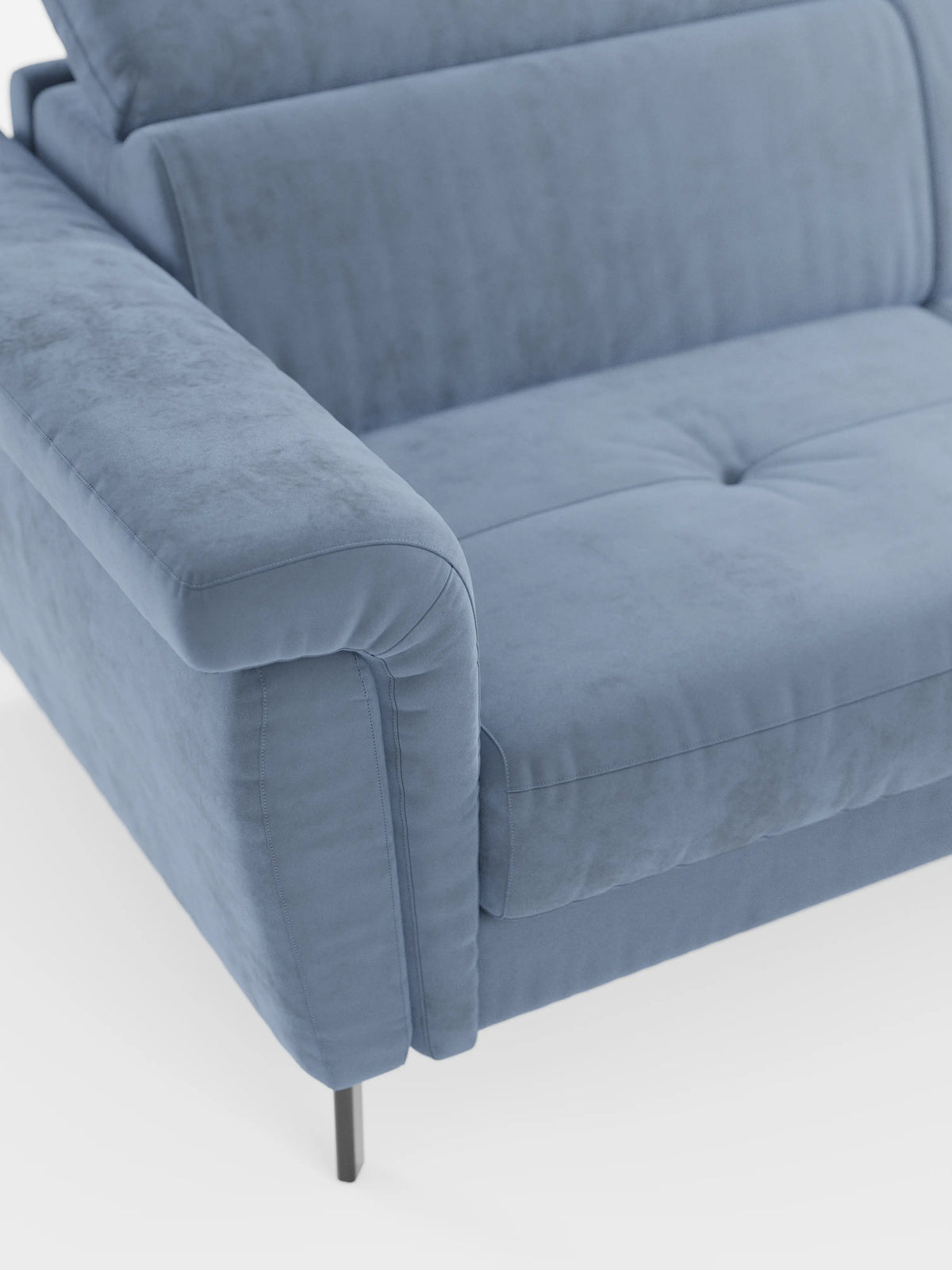 Primo piano del divano letto di design Capri di Divani.Store, rivestito in un elegante tessuto effetto velluto T30 resistente alle macchie. Caratterizzato da gambe alte e slanciate in metallo nero, seduta capitonata, braccioli angolati e poggiatesta reclinabili, questo moderno divano letto è un esempio di autentica manifattura italiana. È ripreso su uno sfondo bianco a tinta unita per esaltarne la silhouette slanciata e contemporanea.
