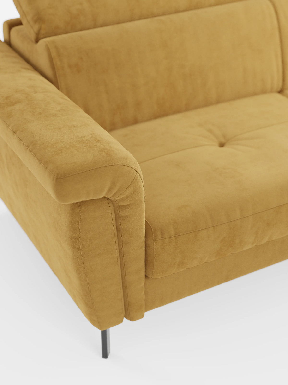 Un primo piano del divano letto di design Capri di Divani.Store in giallo senape, rivestito in raffinato tessuto effetto velluto smacchiabile T30, caratterizzato da morbidi braccioli, un cuscino di seduta trapuntato, gambe alte e slanciate in metallo nero e poggiatesta regolabili, su uno sfondo bianco.