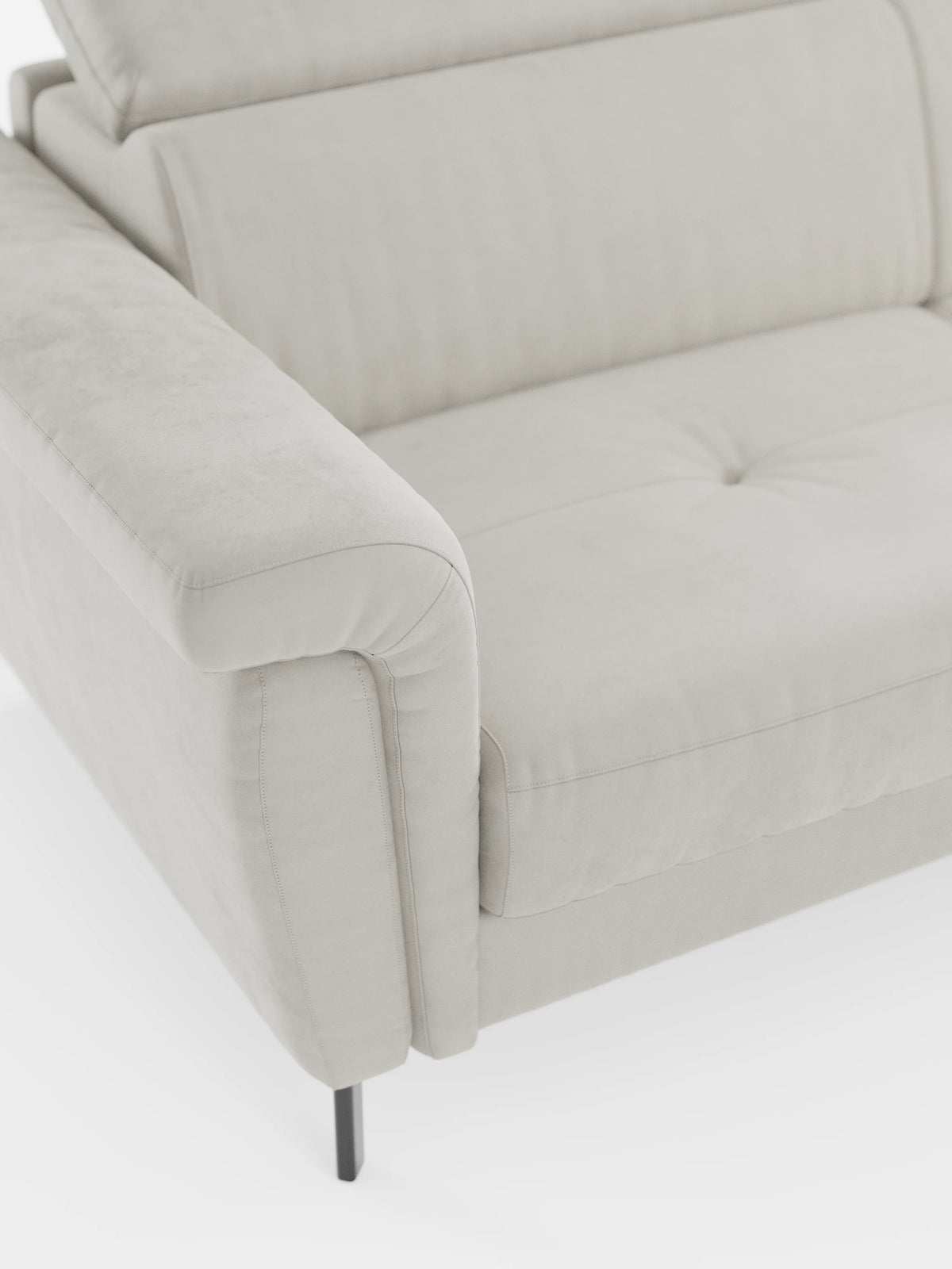 Primo piano del divano letto di design Capri di Divani.Store, realizzato in tessuto effetto velluto smacchiabile T30 grigio chiaro, caratterizzato da braccioli imbottiti, cuscino di seduta trapuntato, gambe alte e slanciate in metallo nero e poggiatesta regolabile su sfondo bianco. Lo stile minimalista e contemporaneo esalta la raffinata manifattura italiana.