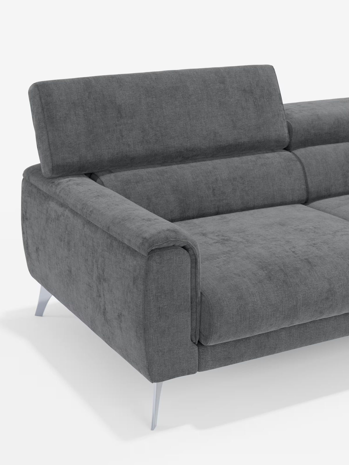 Vi presentiamo il divano Caravaggio a 2 e 3 posti di Divani.Store, dotato di sedute allungabili per un comfort ancora maggiore e di poggiatesta reclinabili. Questo moderno divano grigio è rivestito in elegante tessuto T31, facile da pulire, e presenta un design minimalista caratterizzato da linee pulite, morbidi cuscini, ampi braccioli e raffinate gambe in metallo. La spaziosa zona di seduta risalta magnificamente su uno sfondo bianco a tinta unita.