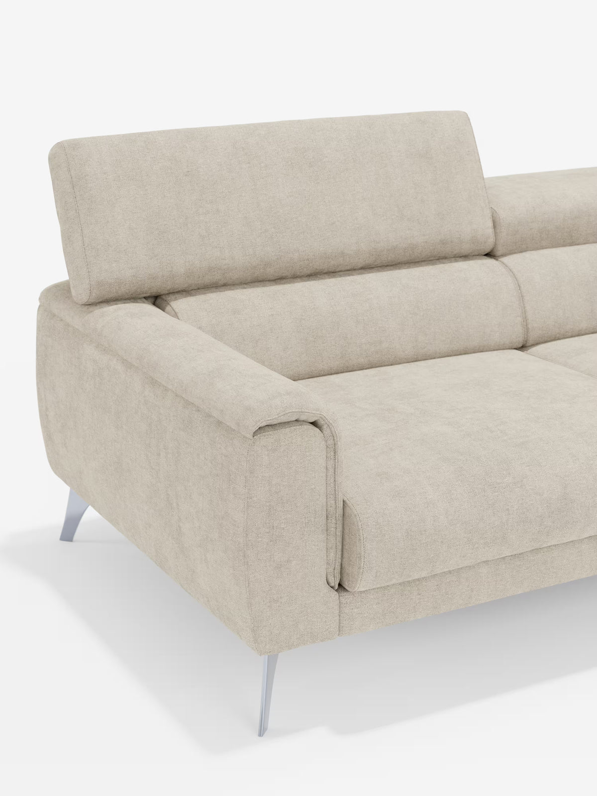 Il divano Caravaggio a 2 e 3 posti di Divani.Il modello, caratterizzato dall’elegante tessuto beige T31 resistente alle macchie, dalle linee pulite, dalle gambe metalliche angolate, dalla seduta ribassata, dai braccioli larghi e dai poggiatesta parzialmente rialzati e regolabili con sedute allungabili, è presentato su uno sfondo bianco a tinta unita.