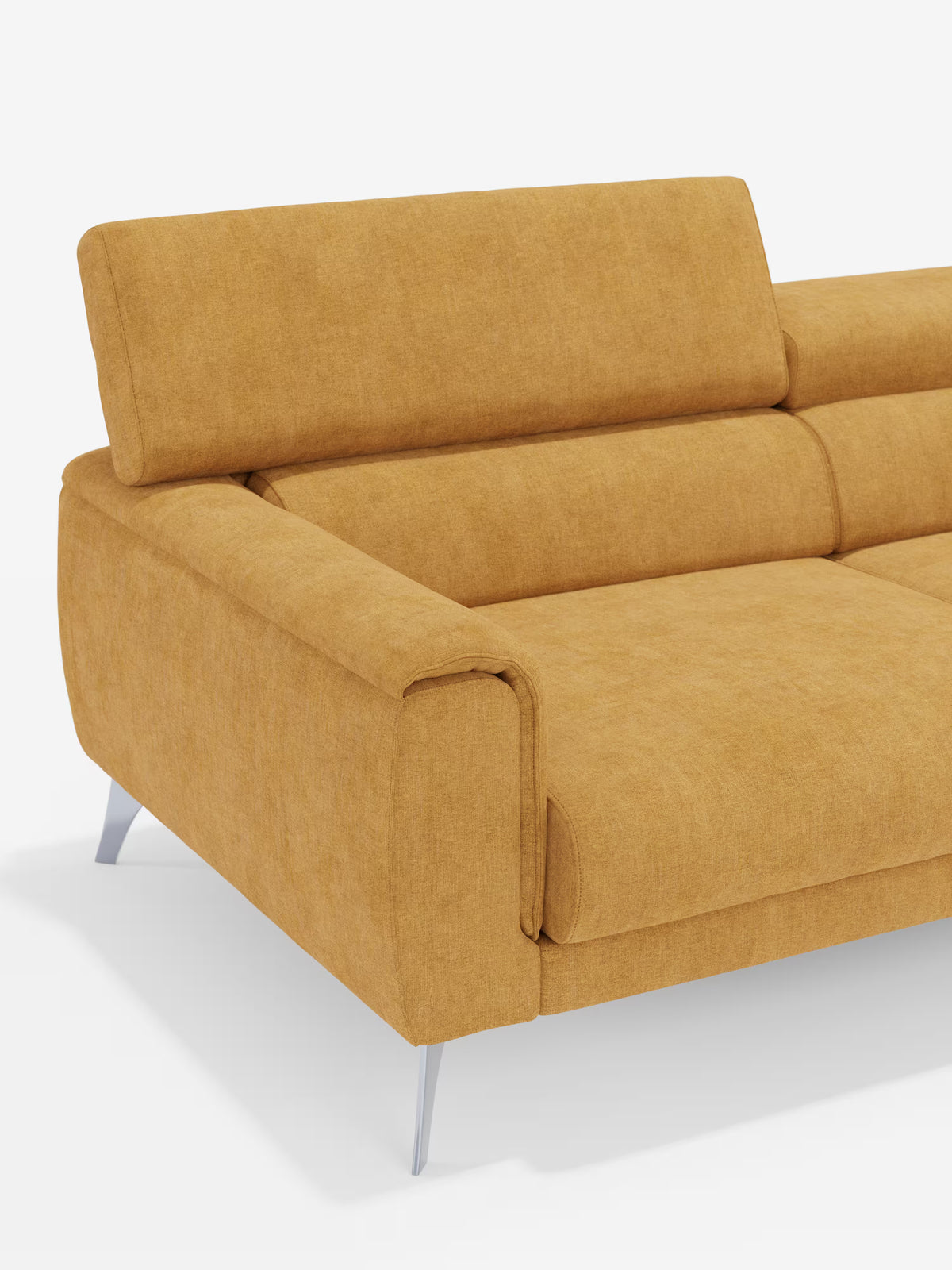 Il divano Caravaggio a 2 e 3 posti di Divani.Store, rivestito con l’elegante tessuto T31 antimacchia in una moderna tonalità giallo senape, è dotato di sedute allungabili per un maggiore comfort e di poggiatesta reclinabili. Raffigurato su uno sfondo bianco con l’attenzione concentrata sul lato sinistro, questo divano lineare, con le sue linee pulite, l’ampio bracciolo e le eleganti gambe in metallo argentato, mette in risalto il suo design contemporaneo e la sua versatilità.