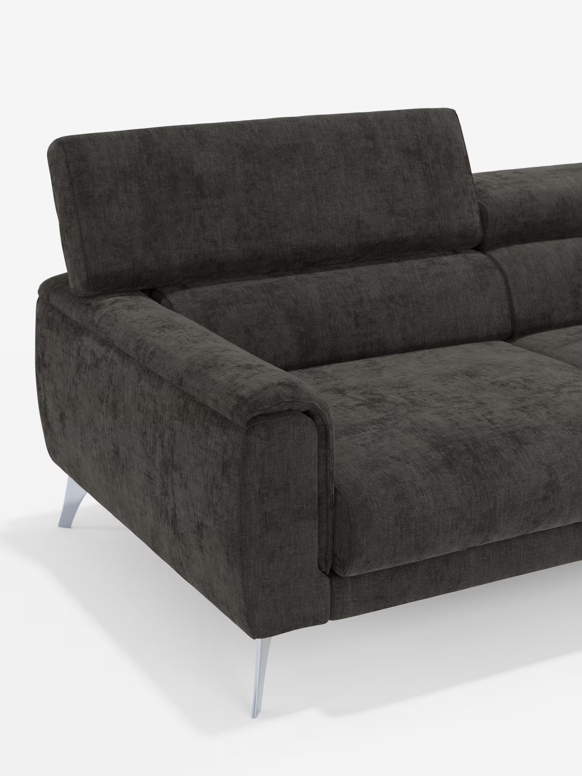 Un divano Caravaggio contemporaneo in grigio scuro a 2 e 3 posti di Divani.Store, dotato di cuscini di seduta allungabili e poggiatesta reclinabile sul lato sinistro. Rivestito con l'elegante tessuto T31, resistente alle macchie e con finitura testurizzata, questo divano lineare presenta braccioli squadrati e gambe angolate in metallo argentato. Sia i cuscini dello schienale che quelli della seduta sono spessi e morbidi. Immagine su sfondo bianco.