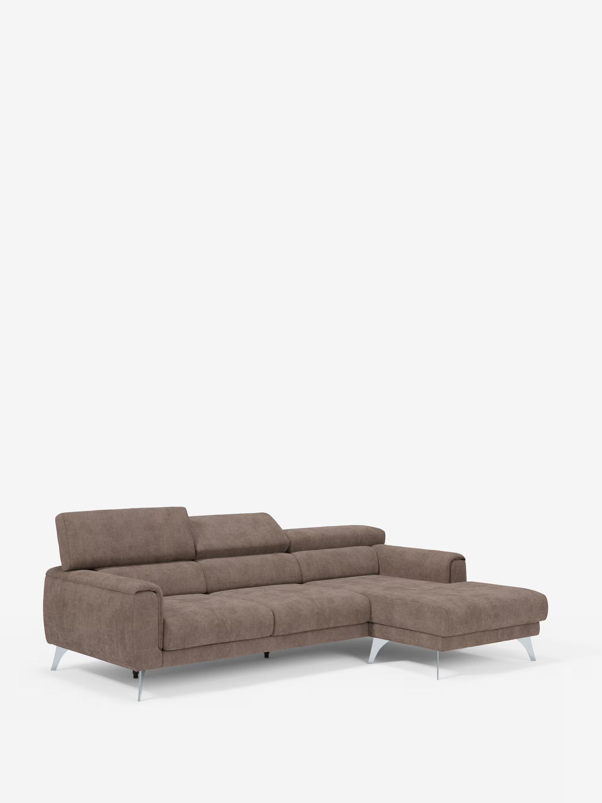 Un divano angolare contemporaneo Caravaggio con penisola di Divani.Store, realizzato in tessuto T31 marrone antimacchia, con eleganti gambe in metallo, chaise longue orientata a sinistra, ampie sedute imbottite con sedute scorrevoli e poggiatesta regolabili, presentato su uno sfondo bianco a tinta unita.