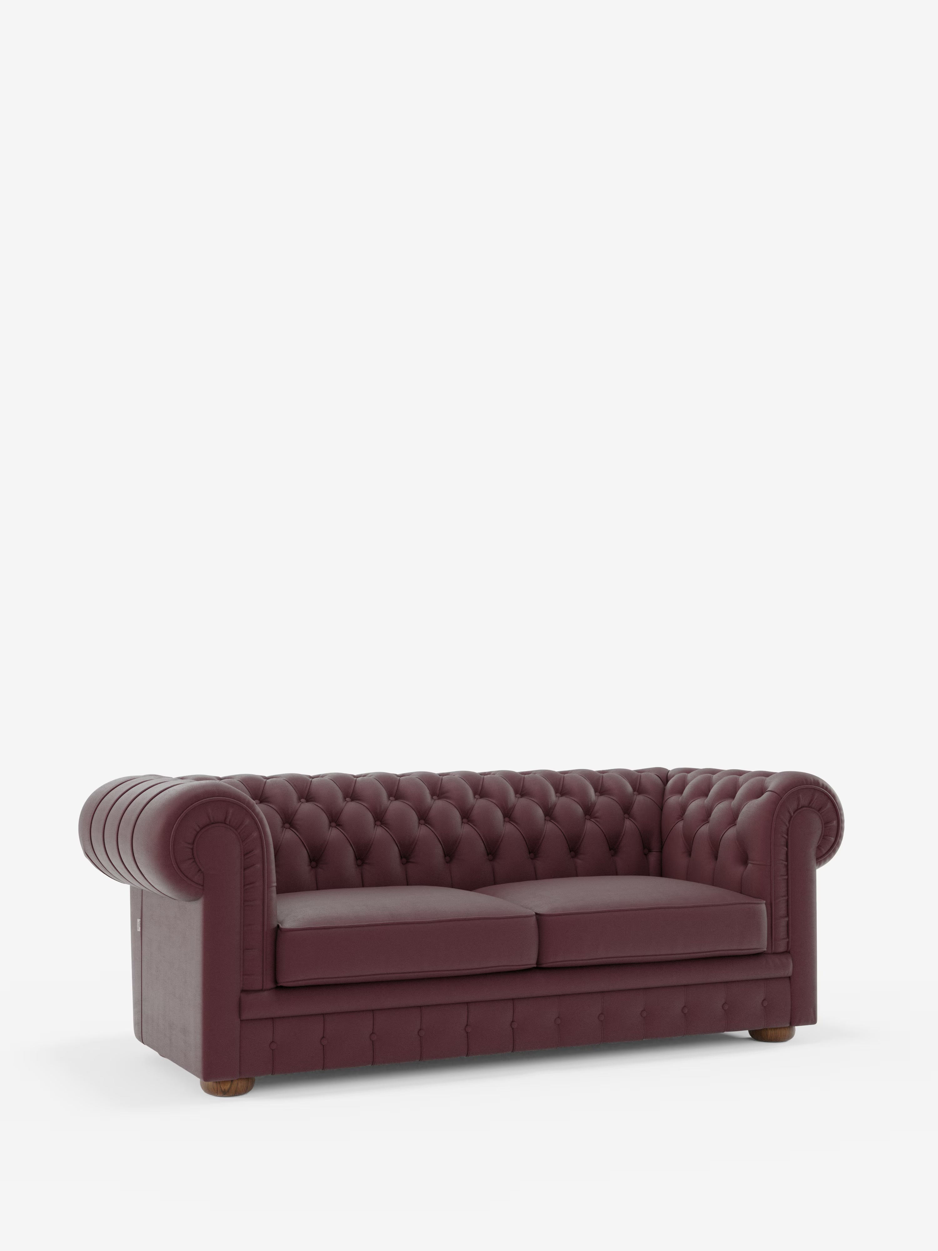 Un Chester color bordeaux – Divano Chesterfield in vera pelle spessorata a 2 e 3 posti di Divani.Store, caratterizzato da una profonda trapuntatura a bottoni, braccioli arrotondati e due cuscini di seduta, poggia su piedini in legno su uno sfondo bianco: un vero divano artigianale made in Italy.