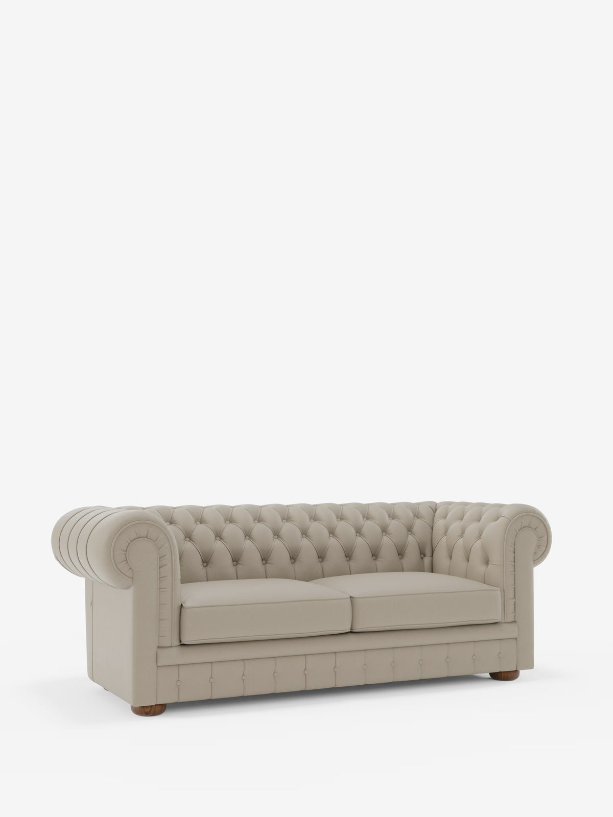 Un Chester beige – Divano Chesterfield in vera pelle spessorata a 2 e 3 posti di Divani.Store, caratterizzato da un lussuoso rivestimento in pelle trapuntata, braccioli arrotondati, profondi dettagli a bottoni e due cuscini di seduta. Questo elegante divano artigianale Made in Italy è realizzato in vera pelle di alta qualità con gambe corte e arrotondate in legno ed è presentato su uno sfondo bianco a tinta unita.