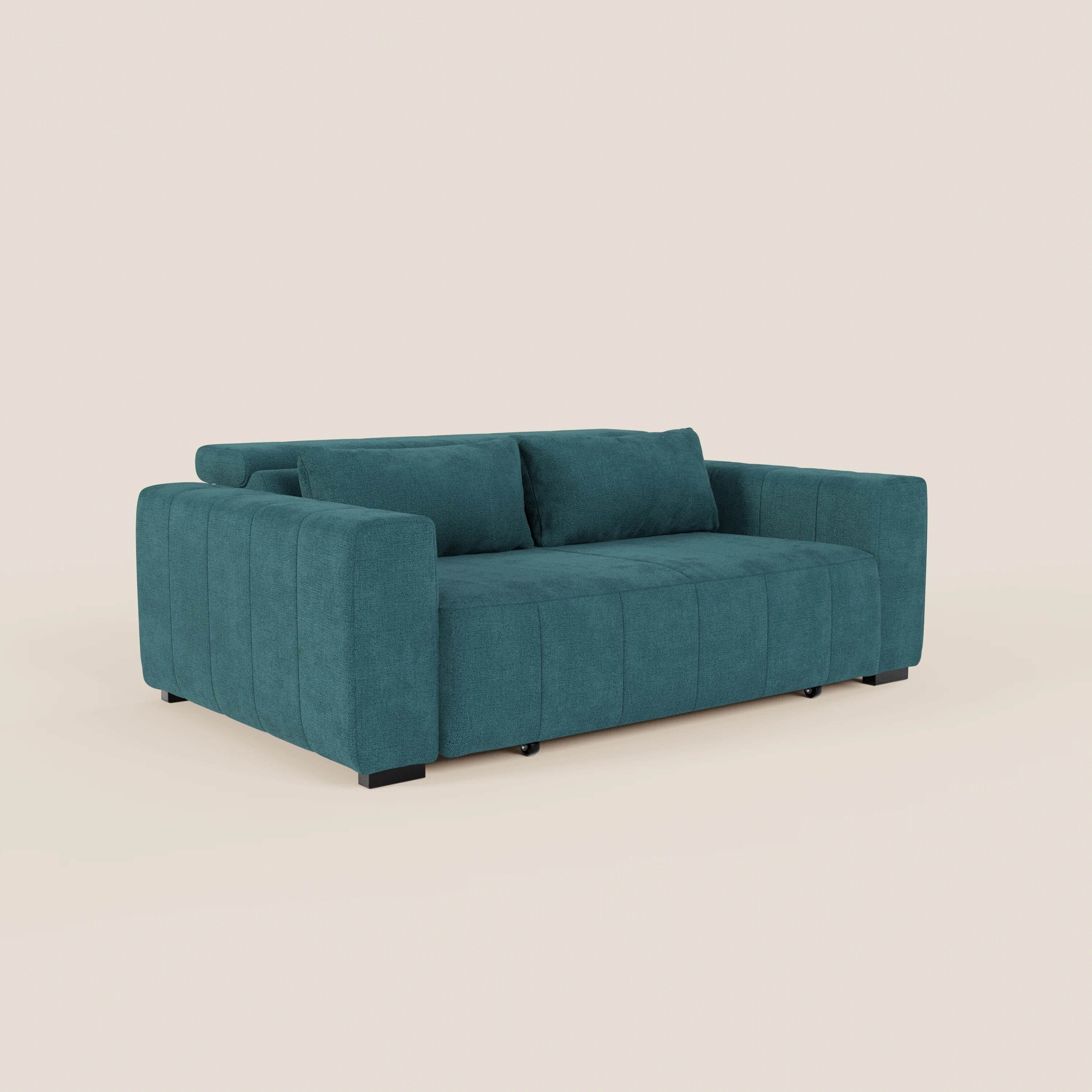Il divano Doric 3 posti di Divani.Store è un moderno divano verde acqua con ampi braccioli, due cuscini di schienale rettangolari coordinati, cuciture verticali su braccioli e base, sedute allungabili con reclinazione elettrica e poggiatesta regolabili in tessuto antimacchia T23.