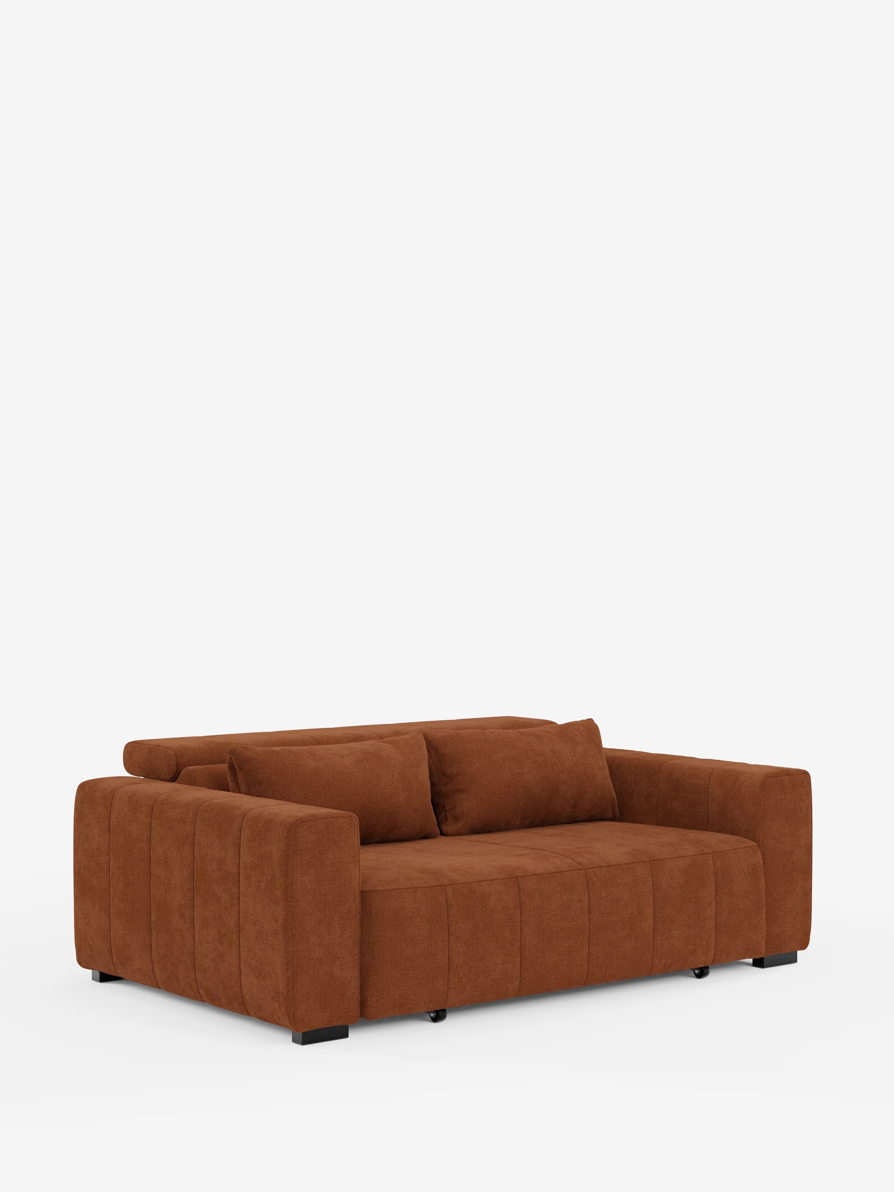 Il divano a 3 posti Doric di Divani.Store presenta un design moderno e dal profilo basso, realizzato in un ricco tessuto marrone T23, con braccioli larghi, imbottitura spessa, due cuscini dello schienale e discrete cuciture verticali. Dotato di sedute estensibili elettricamente e poggiatesta regolabili in tessuto antimacchia, questo divano poggia su corte gambe nere su uno sfondo bianco a tinta unita.