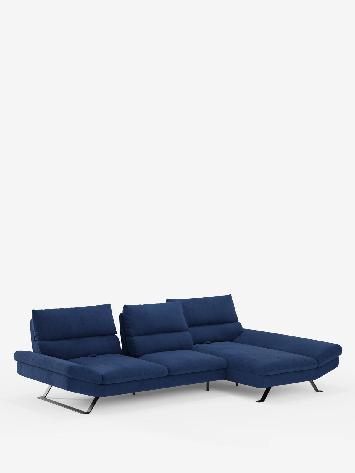 Scopri il divano angolare Eclipse con penisola e schienali traslanti in microfibra tecnica smacchiabile T11 di Divani.Store: un moderno divano componibile blu navy a tre posti con chaise longue allungata posizionata sulla destra. Il divano è dotato di schienali regolabili per un comfort personalizzato e poggia su sottili gambe in metallo nero, che risaltano con eleganza sullo sfondo bianco a tinta unita.