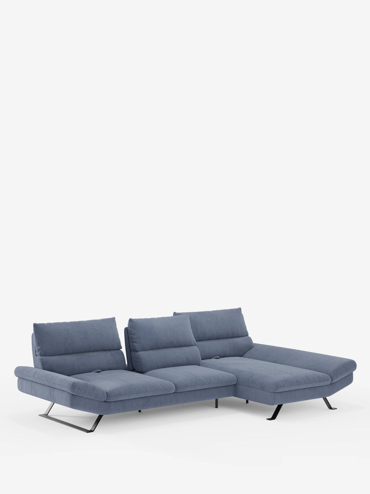 Il divano angolare Eclipse con penisola e schienali traslanti in microfibra tecnica smacchiabile T11 di Divani.Store è un moderno divano componibile blu caratterizzato da schienali regolabili (schienali traslanti) ed eleganti gambe in metallo nero, che risaltano su uno sfondo bianco. La chaise longue si estende verso destra, con cuscini morbidi e confortevoli che esaltano l’aspetto contemporaneo ed elegante del divano.