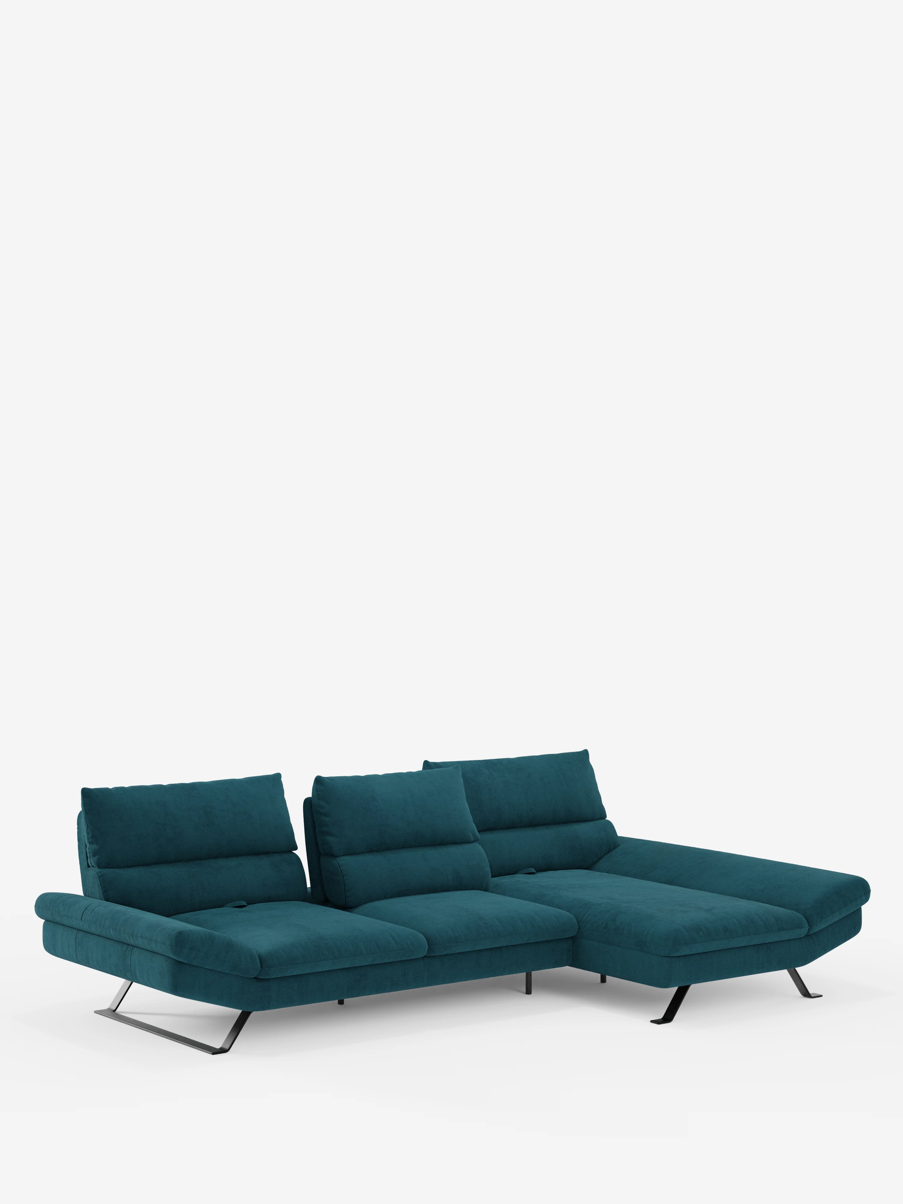 Il divano angolare Eclipse con penisola e schienali traslanti in microfibra tecnica smacchiabile T11 di Divani.Store è un divano componibile contemporaneo color verde acqua a tre posti con chaise longue a destra, sostenuto da eleganti gambe in metallo nero. Il divano è dotato di schienali traslanti con poggiatesta regolabili e morbidi cuscini, il tutto su uno sfondo bianco a tinta unita.