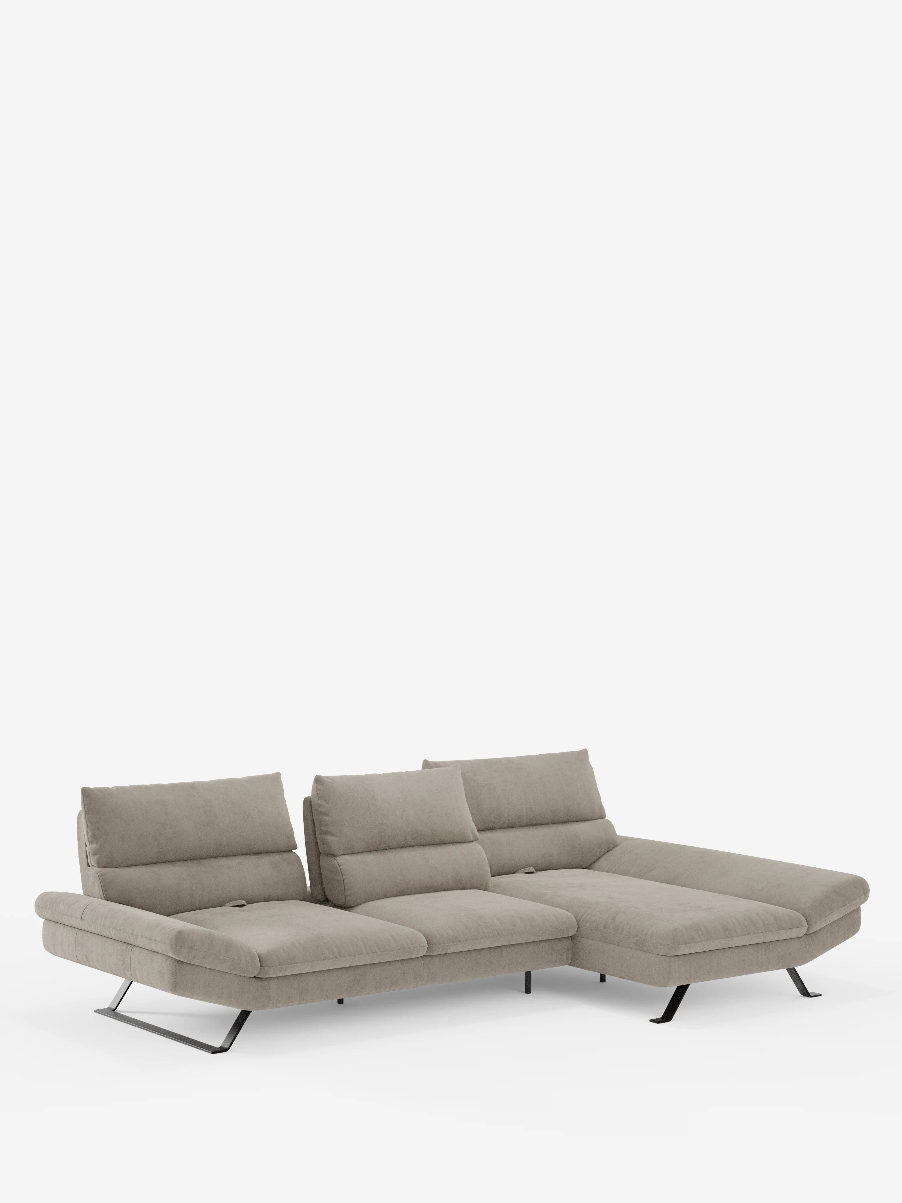 Il divano angolare Eclipse con penisola e schienali traslanti in microfibra tecnica smacchiabile T11 di Divani.Store è un divano componibile moderno, di colore grigio chiaro, composto da tre moduli. È dotato di innovativi schienali traslanti per un comfort personalizzabile, gambe angolari in metallo e un’estensione a chaise longue sul lato destro. Lo sfondo bianco a tinta unita mette in risalto le linee slanciate e il morbido rivestimento in microfibra tecnica antimacchia di questo elegante divano.