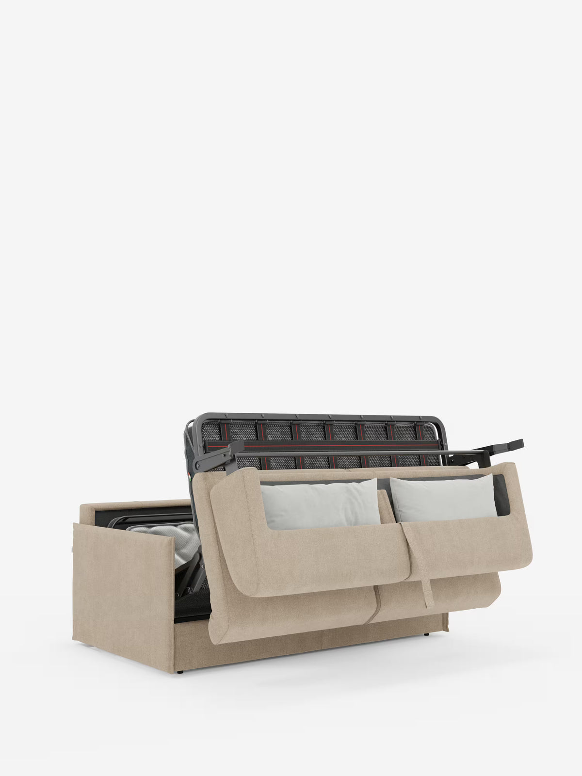 Il divano letto matrimoniale sfoderabile Evans di Divani.Store è qui presentato in tessuto T23 beige, resistente alle macchie. Il suo design compatto presenta una seduta ribaltabile che rivela una robusta struttura letto in metallo e un ampio materasso riposto ordinatamente al suo interno, insieme a un comodo vano porta guanciali. Due cuscini grigio chiaro poggiano contro lo schienale, mentre le tasche esterne aggiungono praticità. Sullo sfondo di un bianco semplice, questo versatile divano salvaspazio è
