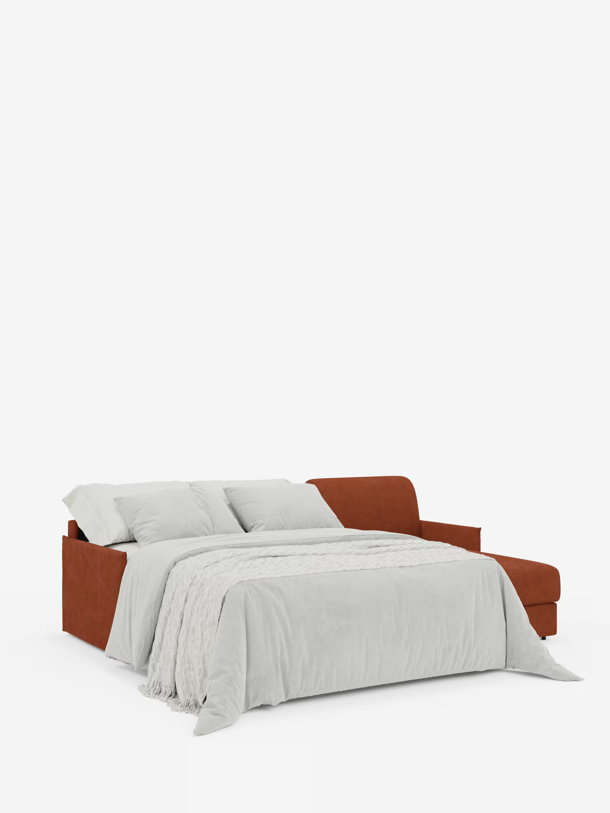 Un divano letto angolare contemporaneo Evans con penisola contenitore di Divani.Store, caratterizzato da un design compatto in tessuto T23 color ruggine e resistente alle macchie. Il letto è raffigurato aperto e rivestito con biancheria da letto grigio chiaro, tre cuscini coordinati e una morbida coperta, su uno sfondo bianco a tinta unita.