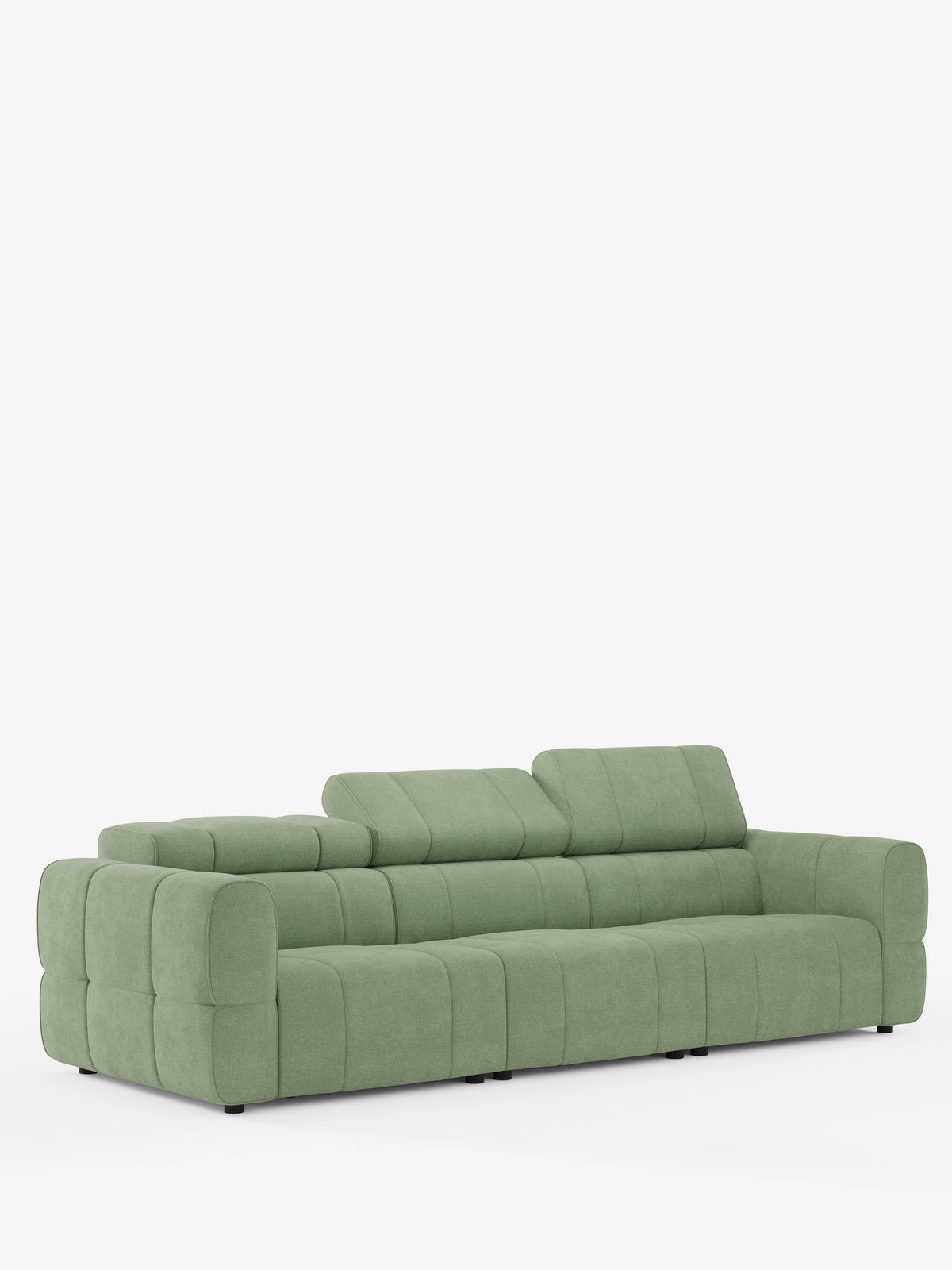 Un divano modulare Giotto verde chiaro a 4 posti con poggiatesta reclinabili e funzione relax elettrica opzionale, rivestito in tessuto smacchiabile T23, caratterizzato da un design trapuntato lineare, braccioli bassi e larghi e due cuscini dello schienale regolabili su uno sfondo bianco.