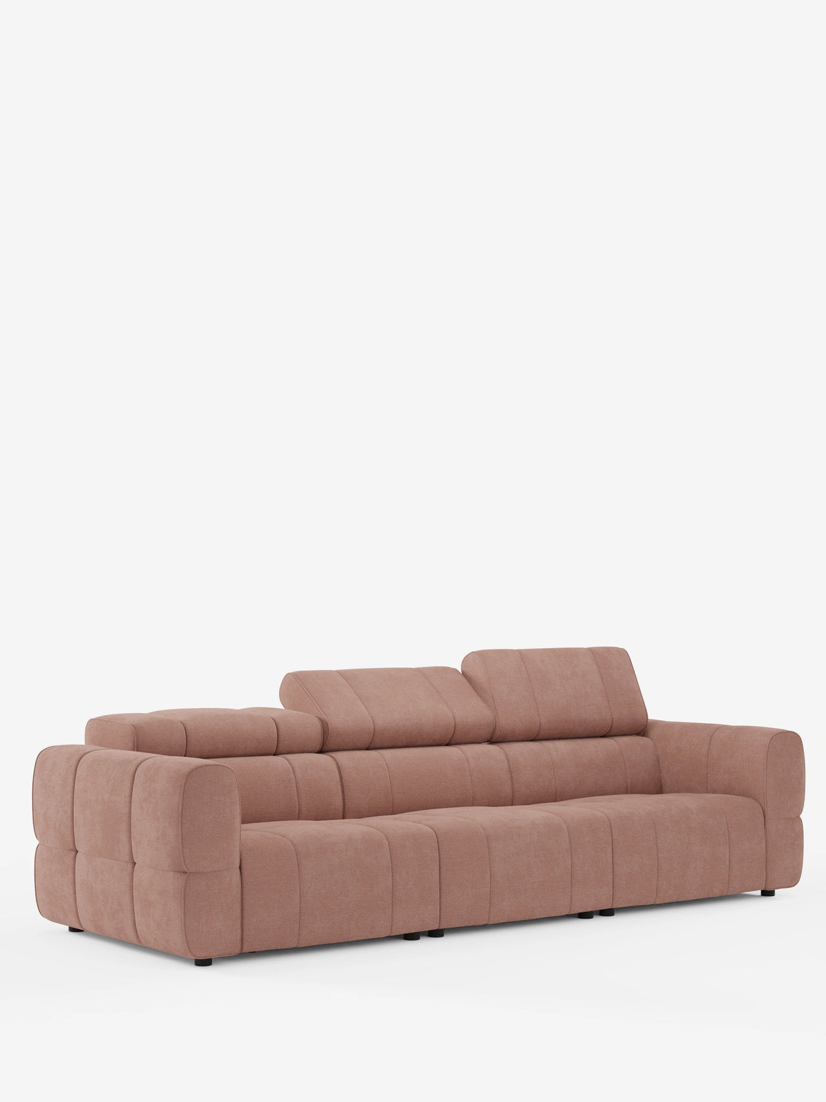 Un divano modulare Divani.Store Giotto a 4 posti con poggiatesta reclinabili e funzione relax elettrica opzionale, rivestito in tessuto smacchiabile T23 color rosa polveroso, caratterizzato da un design squadrato e trapuntato con braccioli bassi e due poggiatesta regolabili che si estendono verso l'alto.