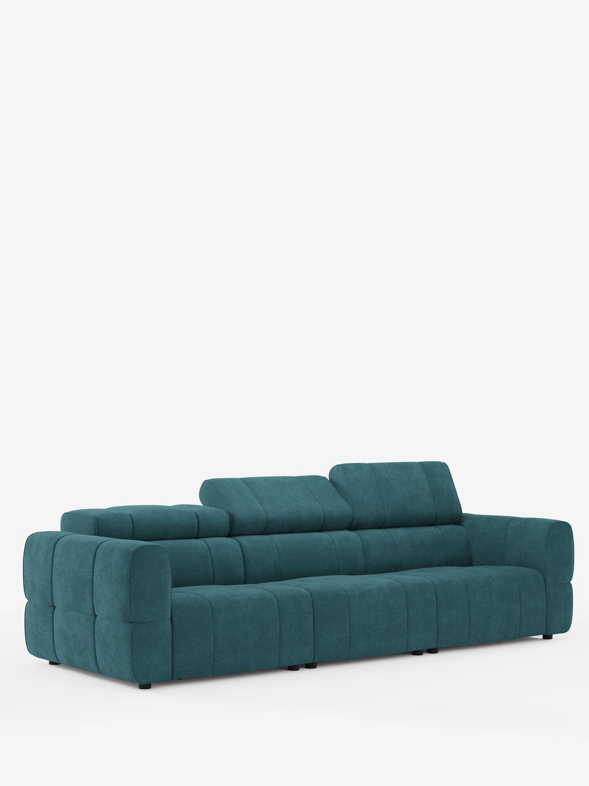 Un divano modulare Giotto a quattro posti con poggiatesta reclinabili e funzione relax elettrica opzionale, rivestito in tessuto smacchiabile T23 color verde acqua, caratterizzato da un design contemporaneo e geometrico, braccioli bassi e poggiatesta regolabili su sfondo bianco.