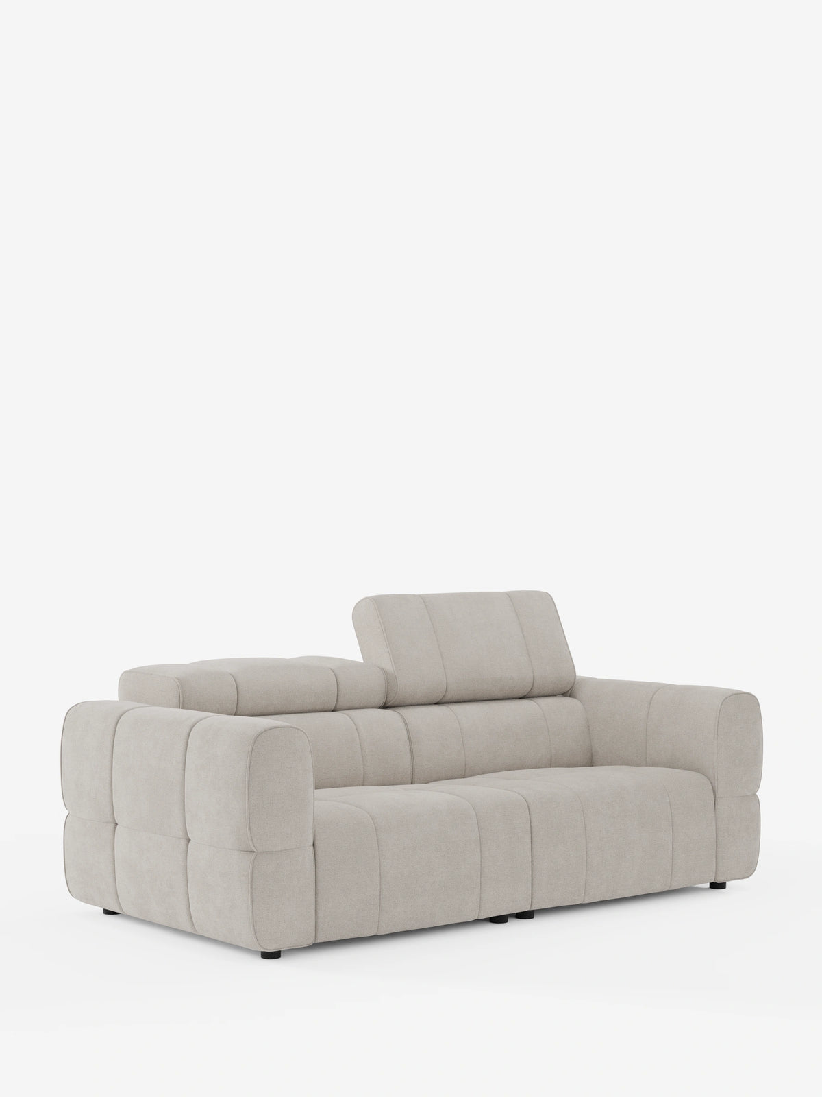 Un divano modulare Giotto a 3 posti color beige chiaro, dal design moderno e squadrato con cuciture verticali, caratterizzato da un poggiatesta rialzato e due ribaltabili su uno sfondo bianco.