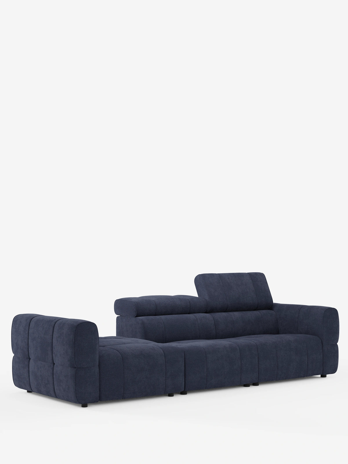 Un divano componibile Giotto Divano blu navy con estremità aperta – opzione relax elettrico in tessuto smacchiabile T23 – è raffigurato su uno sfondo bianco; presenta un design dal profilo basso, un’ampia estremità, un poggiatesta regolabile e un tessuto con cuciture a griglia.