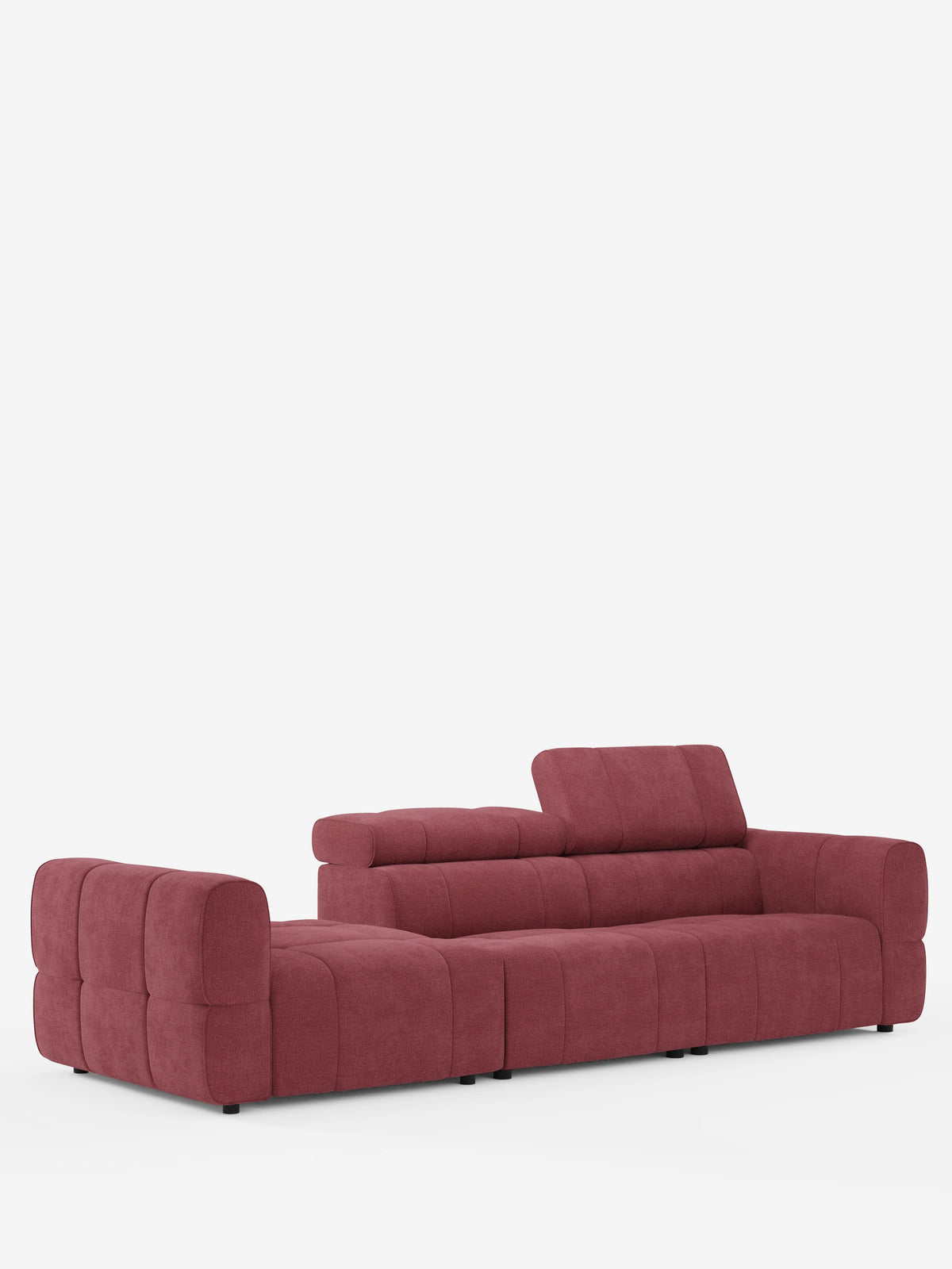 Questo divano componibile Giotto Divano, dal colore malva intenso e dalla trama ricca, con terminale aperto – opzione relax elettrico in tessuto smacchiabile T23 – presenta una silhouette bassa e squadrata con cuciture a motivo quadrato, braccioli larghi e un poggiatesta regolabile.