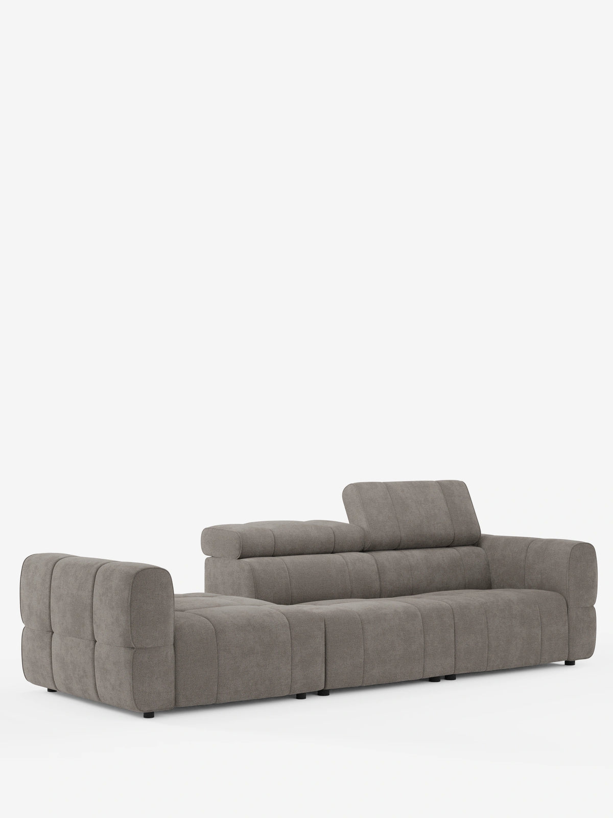 Un divano componibile Giotto Divano color taupe con terminale aperto – opzione relax elettrico in tessuto antimacchia T23: questo divano modulare dal profilo basso e trapuntato, con braccioli squadrati e uno schienale regolabile, è posizionato su uno sfondo bianco a tinta unita.