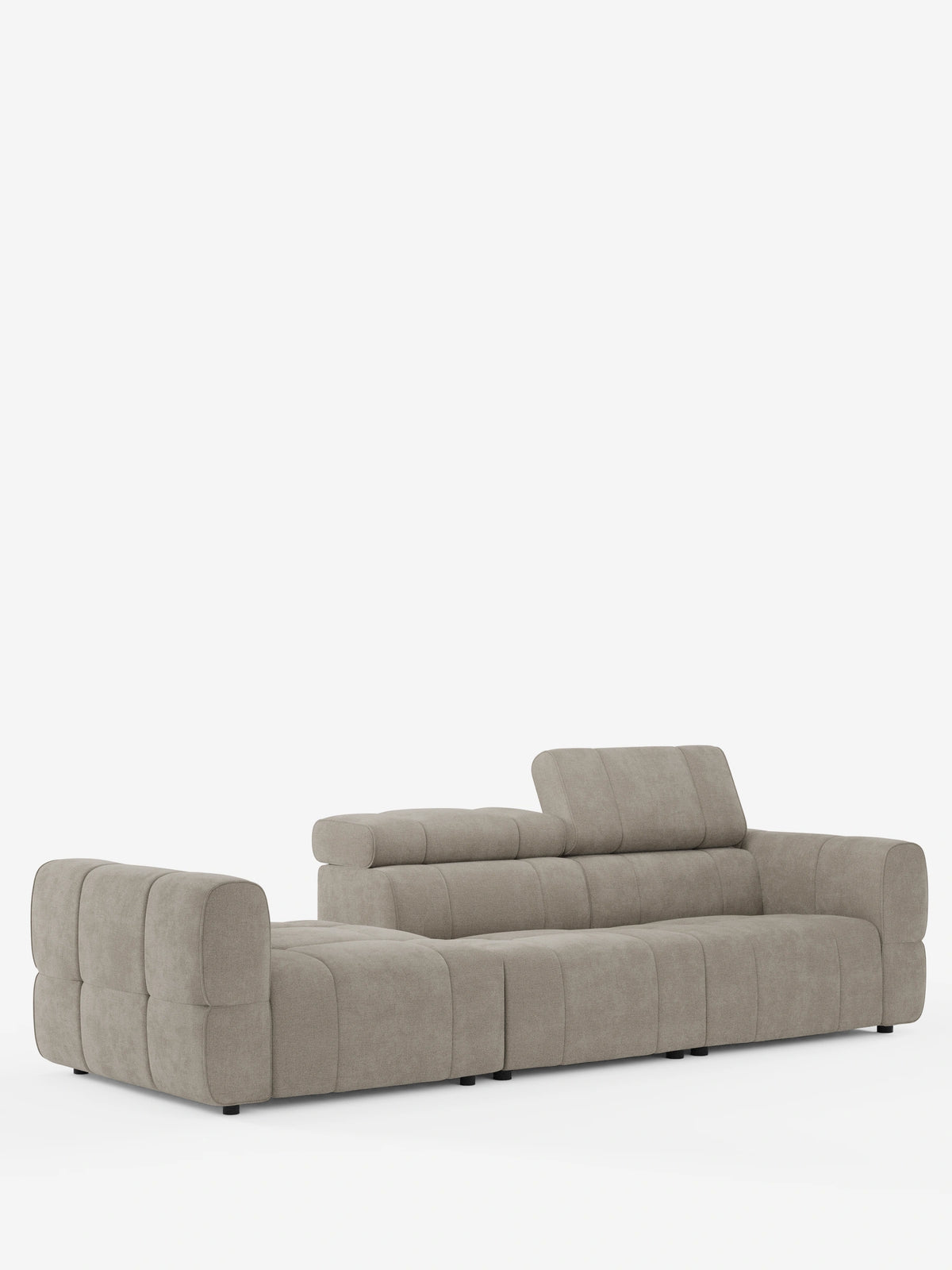 Un divano componibile Giotto Divano in beige chiaro con estremità aperta – opzione relax elettrico in tessuto smacchiabile T23 – è raffigurato su uno sfondo bianco; presenta un design a basso profilo con trapuntatura a griglia, un poggiatesta rialzato e un’estremità terminale.
