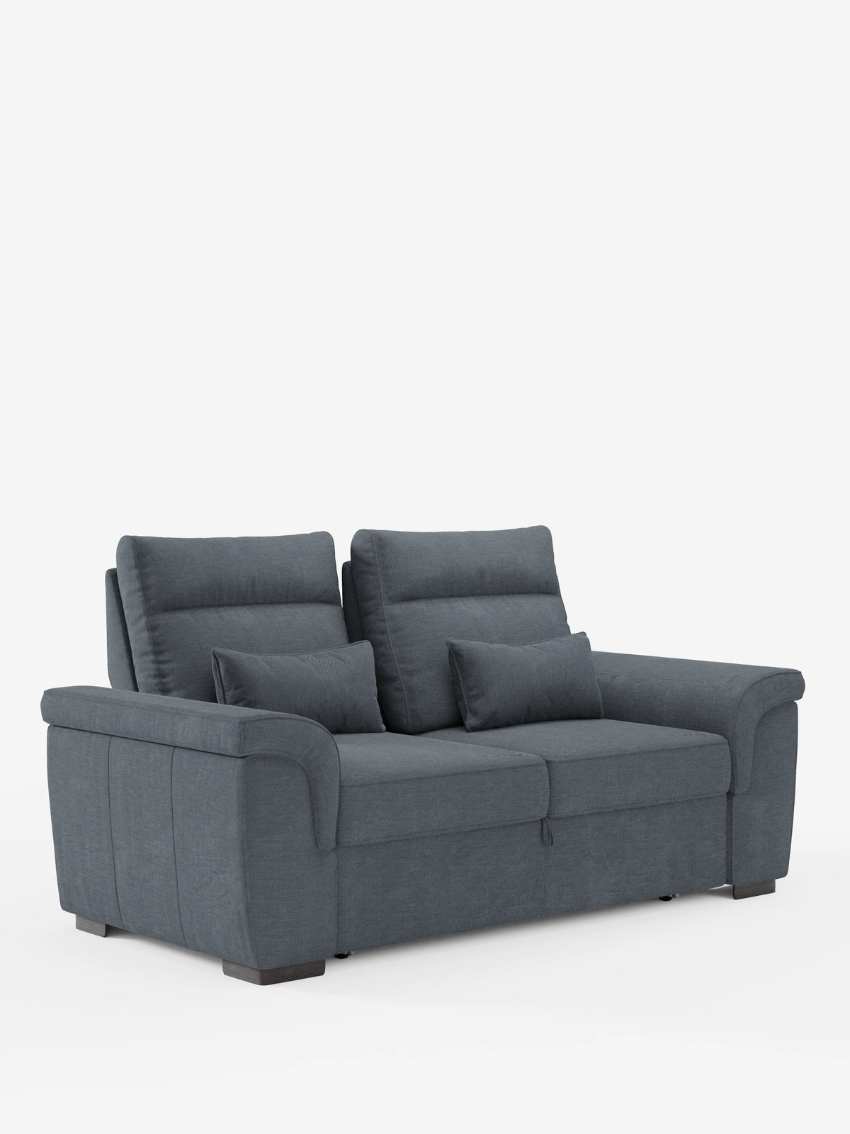 Il divano Ischia a 3 posti con pouf estraibile e schienali regolabili in tessuto misto lino antimacchia è un divano in tessuto grigio antracite con due schienali regolabili, due cuscini decorativi, ampi braccioli e piedini in legno scuro su sfondo bianco.
