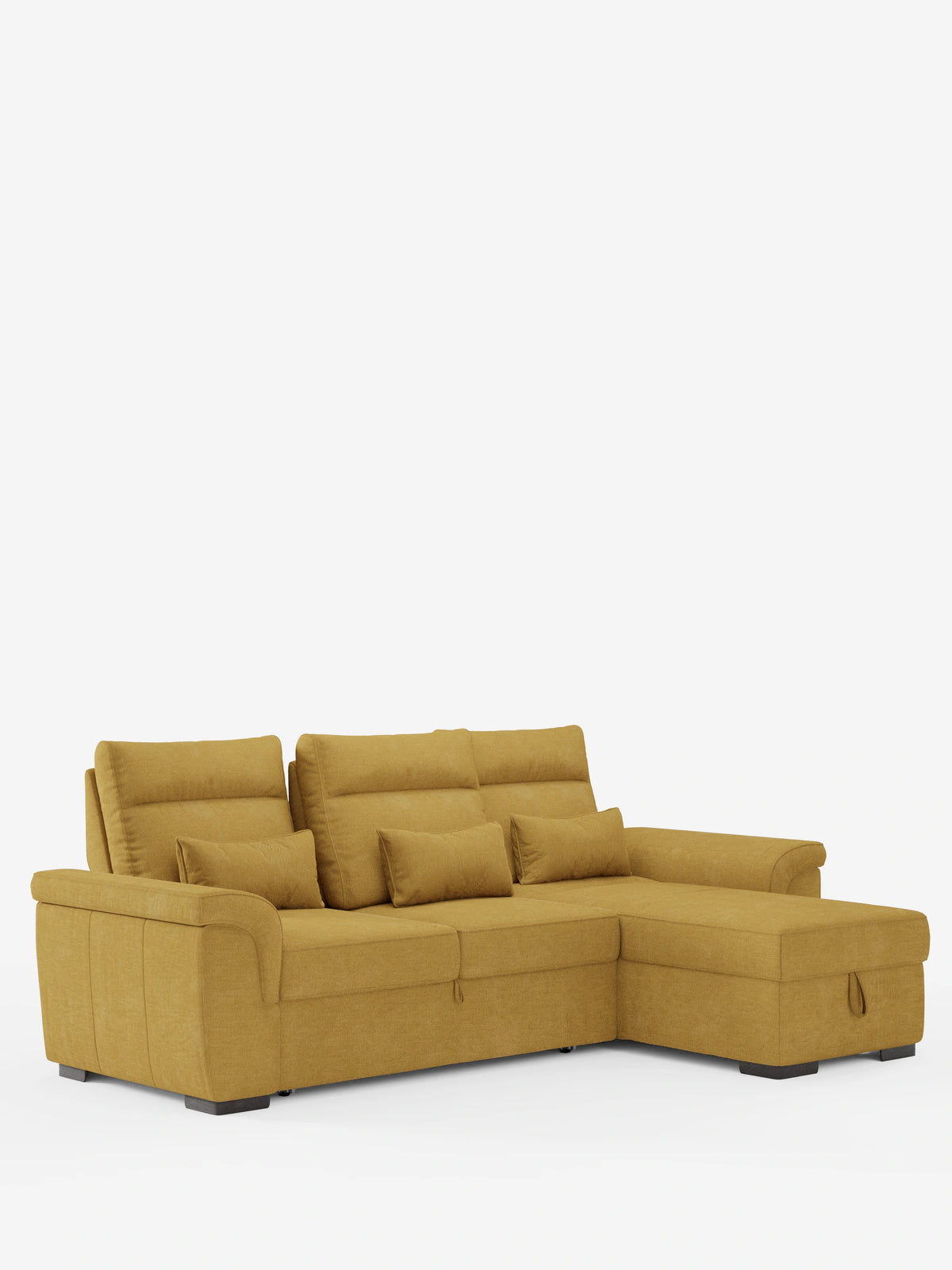 Un divano letto angolare Ischia con schienali regolabili, elemento estraibile e penisola contenitore in tessuto antimacchia misto lino color giallo senape, caratterizzato da una forma a L, una penisola contenitore, schienali regolabili e tre cuscini decorativi.