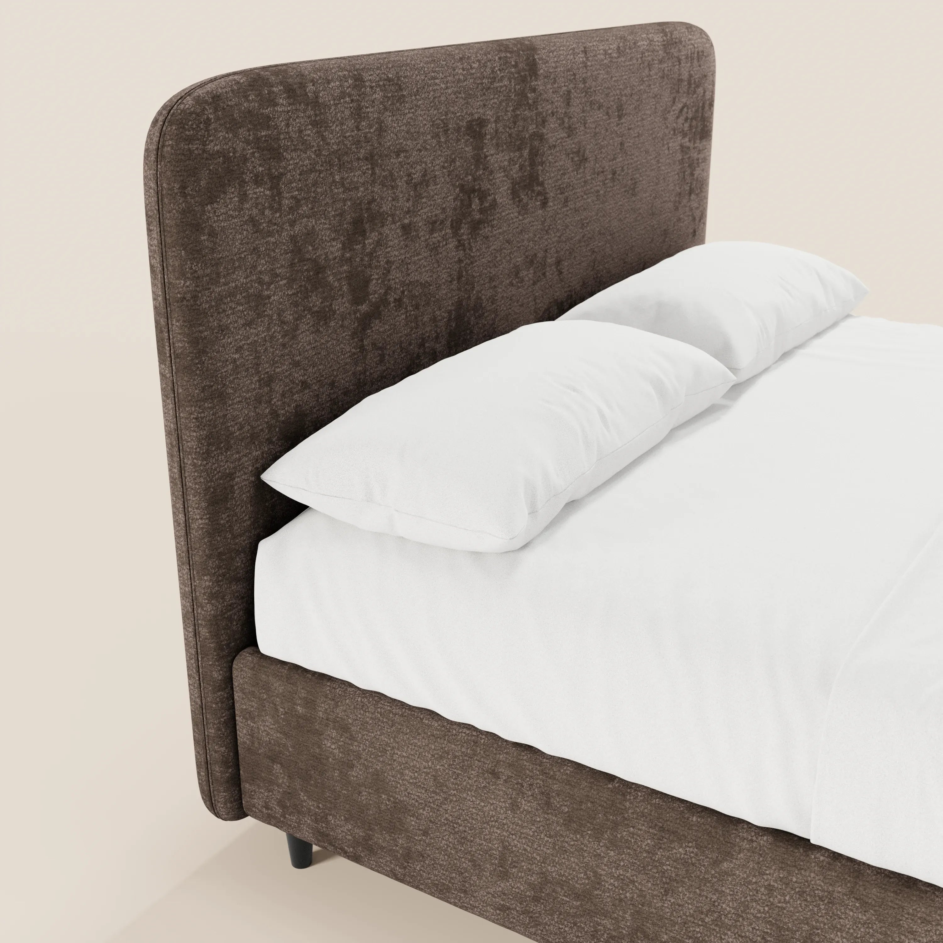 Un primo piano del letto imbottito KAELOS minimal di Letti.store mette in risalto la sua testiera alta e arrotondata in ciniglia marrone. Abbinato a lenzuola e cuscini di un bianco candido, solo una parte del letto, con le gambe alte e il vano contenitore, è visibile su uno sfondo semplice.