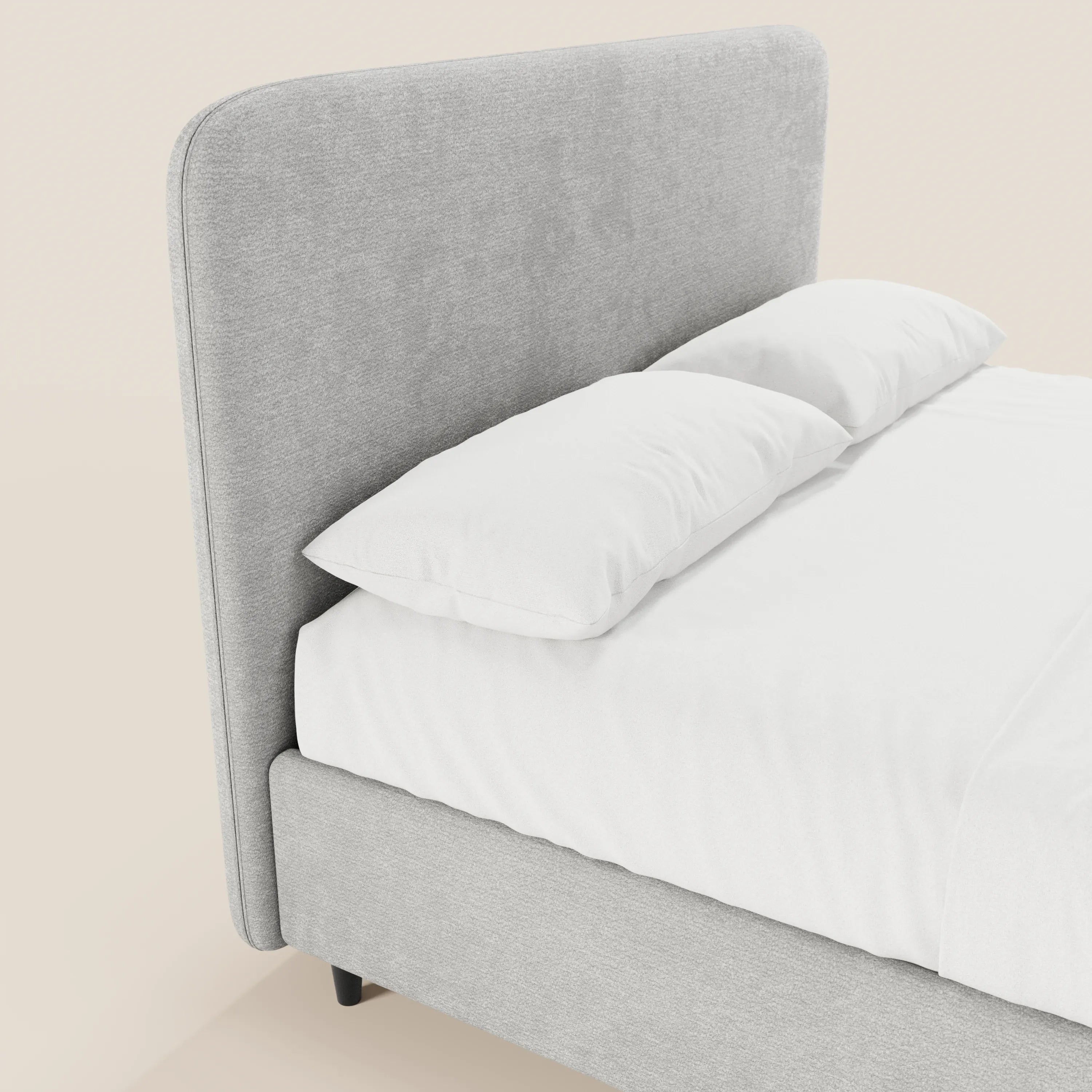 Il letto imbottito KAELOS minimal di Letti.store presenta una testiera alta rivestita in ciniglia grigio chiaro con bordi arrotondati, una struttura coordinata con vano contenitore, gambe alte e biancheria da letto bianca. Lo sfondo bianco sporco ne esalta il design moderno.