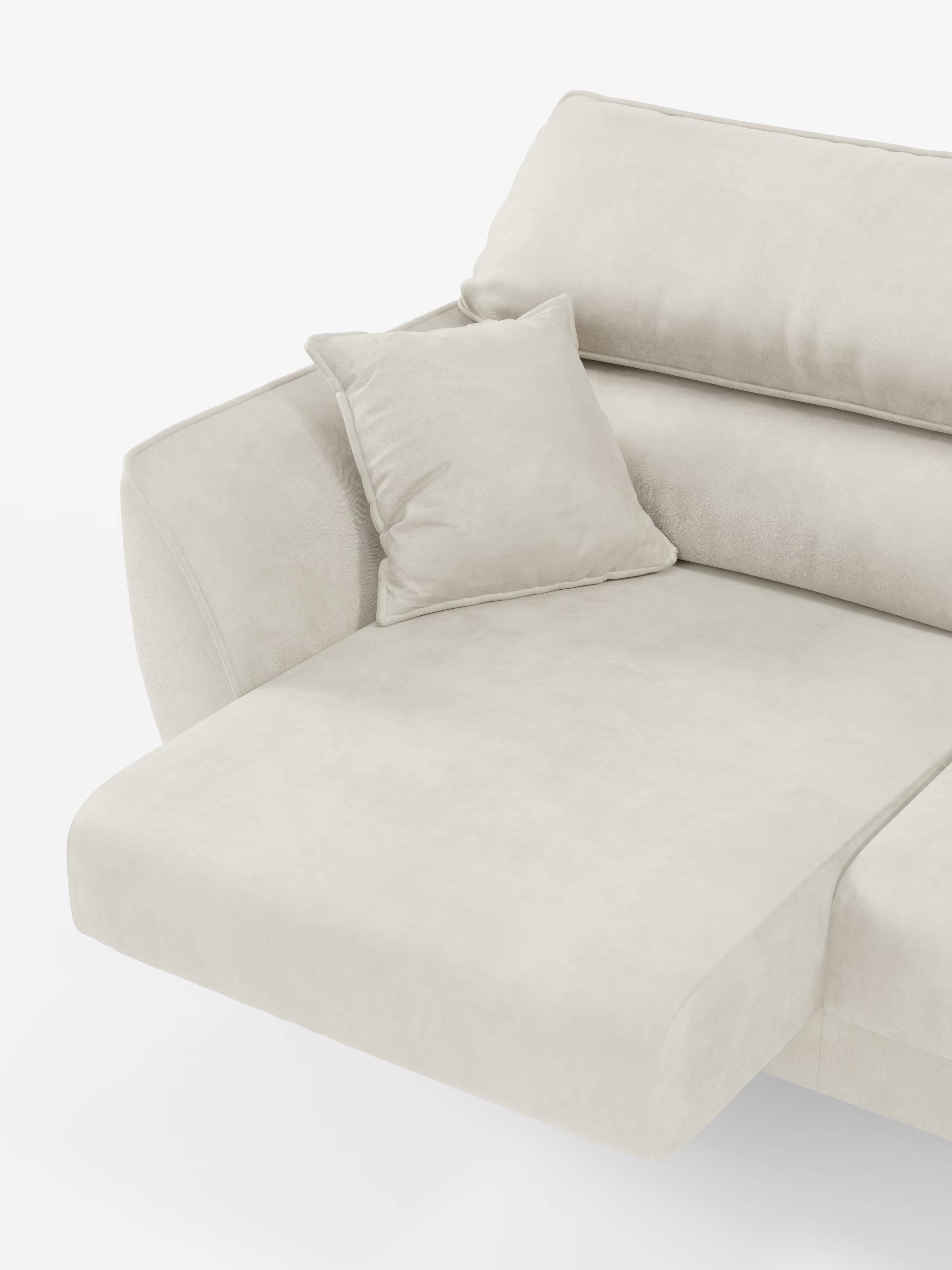 Un primo piano del divano Michelangelo a 2 e 3 posti con sedute allungabili e poggiatesta reclinabili in tessuto smacchiabile T30 di Divani.Store. Questo divano componibile moderno, in beige chiaro, è dotato di una chaise longue e di un rivestimento morbido e vellutato. Sulla chaise longue è appoggiato un cuscino quadrato coordinato. Su uno sfondo bianco a tinta unita, questo elegante divano moderno si distingue per il suo design slanciato e minimalista, perfetto per gli spazi abitativi contemporanei.