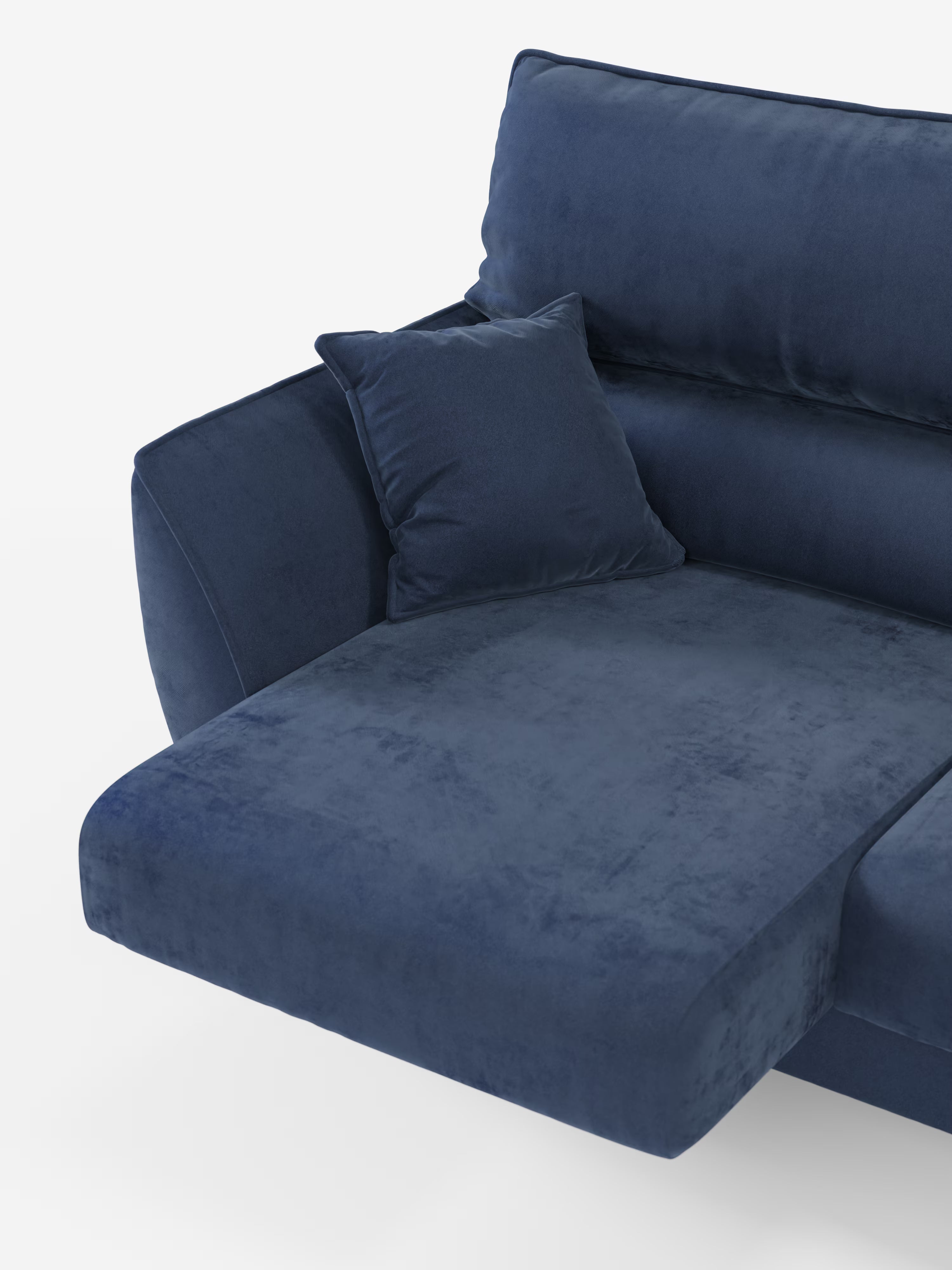 Un primo piano del divano angolare con penisola e sedute estensibili “Michelangelo” di Divani.Store, rivestito con un elegante tessuto blu navy smacchiabile effetto vellutino T30. Questo divano dal design moderno presenta una spaziosa chaise longue sulla sinistra, morbidi cuscini, un poggiatesta reclinabile e un cuscino quadrato coordinato appoggiato allo schienale. Lo sfondo è bianco a tinta unita.