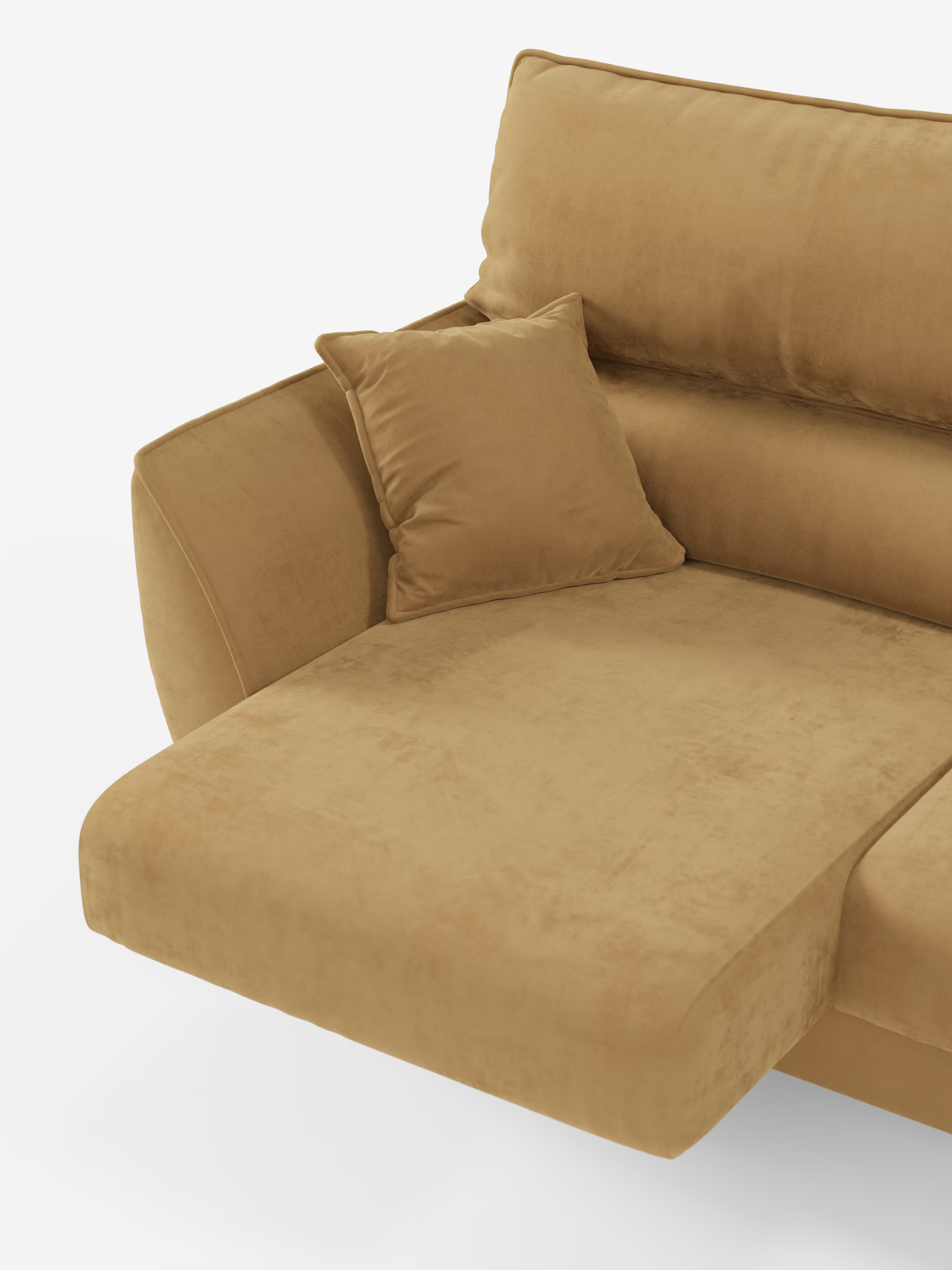Il divano angolare Michelangelo con penisola e sedute estensibili di Divani.Il modello, rivestito in raffinato tessuto T30 effetto velluto color caramello resistente alle macchie, presenta un'ampia seduta in stile chaise longue con sedute estensibili, uno schienale imbottito con poggiatesta reclinabili, un bracciolo angolare e un cuscino quadrato abbinato. Il prodotto è esposto su uno sfondo bianco a tinta unita.