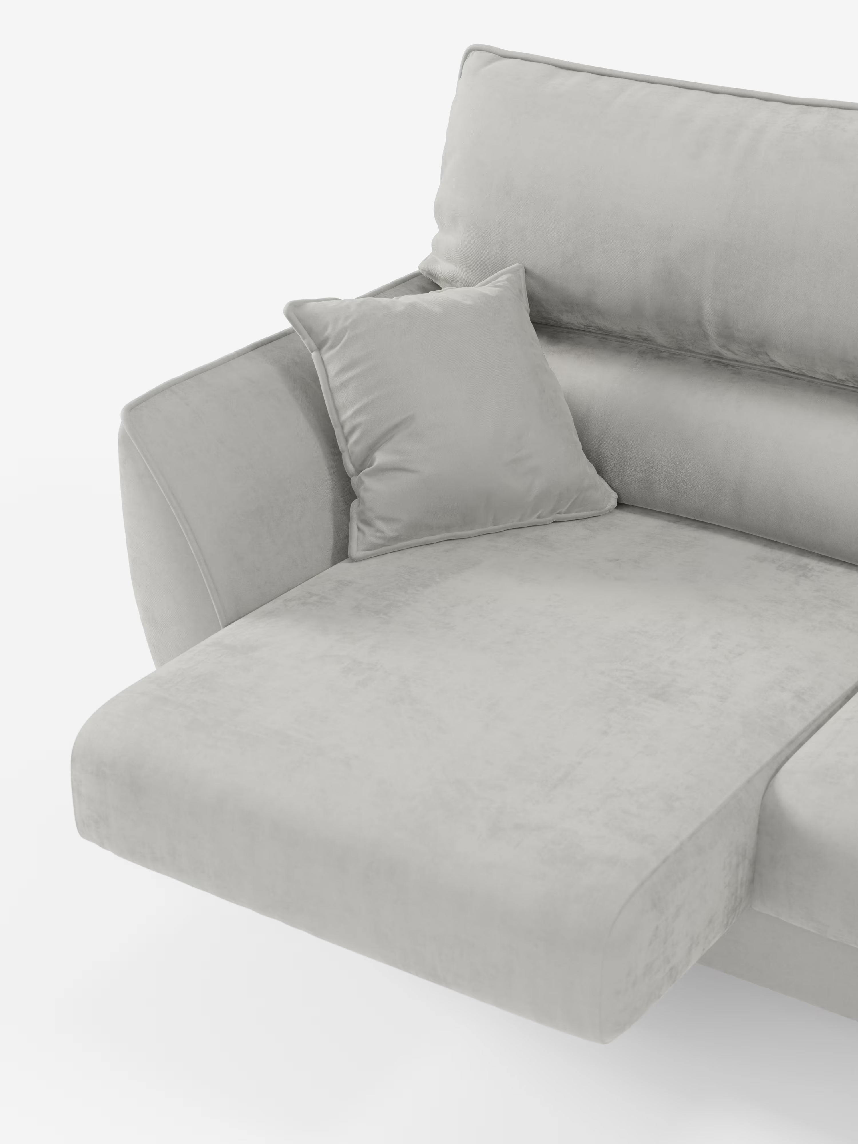 Un divano angolare Michelangelo con penisola e sedute estensibili di Divani.Store, color grigio chiaro, rivestito in un elegante tessuto T30 effetto velluto resistente alle macchie, dotato di chaise longue e di un cuscino quadrato abbinato sulla seduta. Il divano è raffigurato con un primo piano del lato sinistro e del bracciolo su sfondo bianco, che mette in risalto le comode sedute estensibili e il poggiatesta reclinabile.