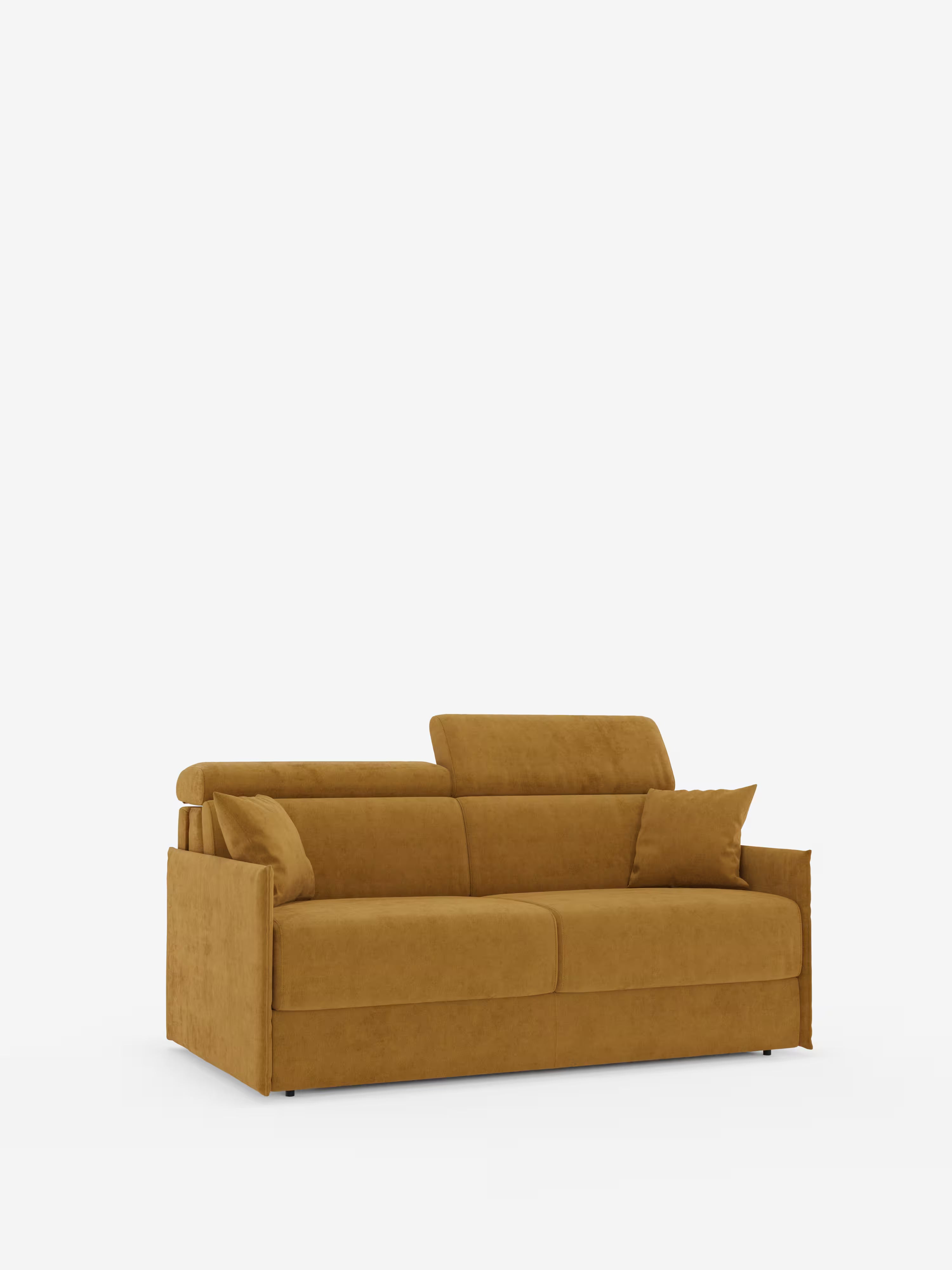 Il divano letto Miryam con poggiatesta reclinabili e comfort maxi di Divani.Store è un divano moderno, compatto, di colore giallo senape, in stile minimal contemporaneo, caratterizzato da alti poggiatesta reclinabili, due cuscini di seduta, un cuscino decorativo e braccioli sottili. Rivestito in morbido tessuto smacchiabile T31 e poggiato su gambe corte e quasi invisibili, il divano spicca su uno sfondo bianco a tinta unita.