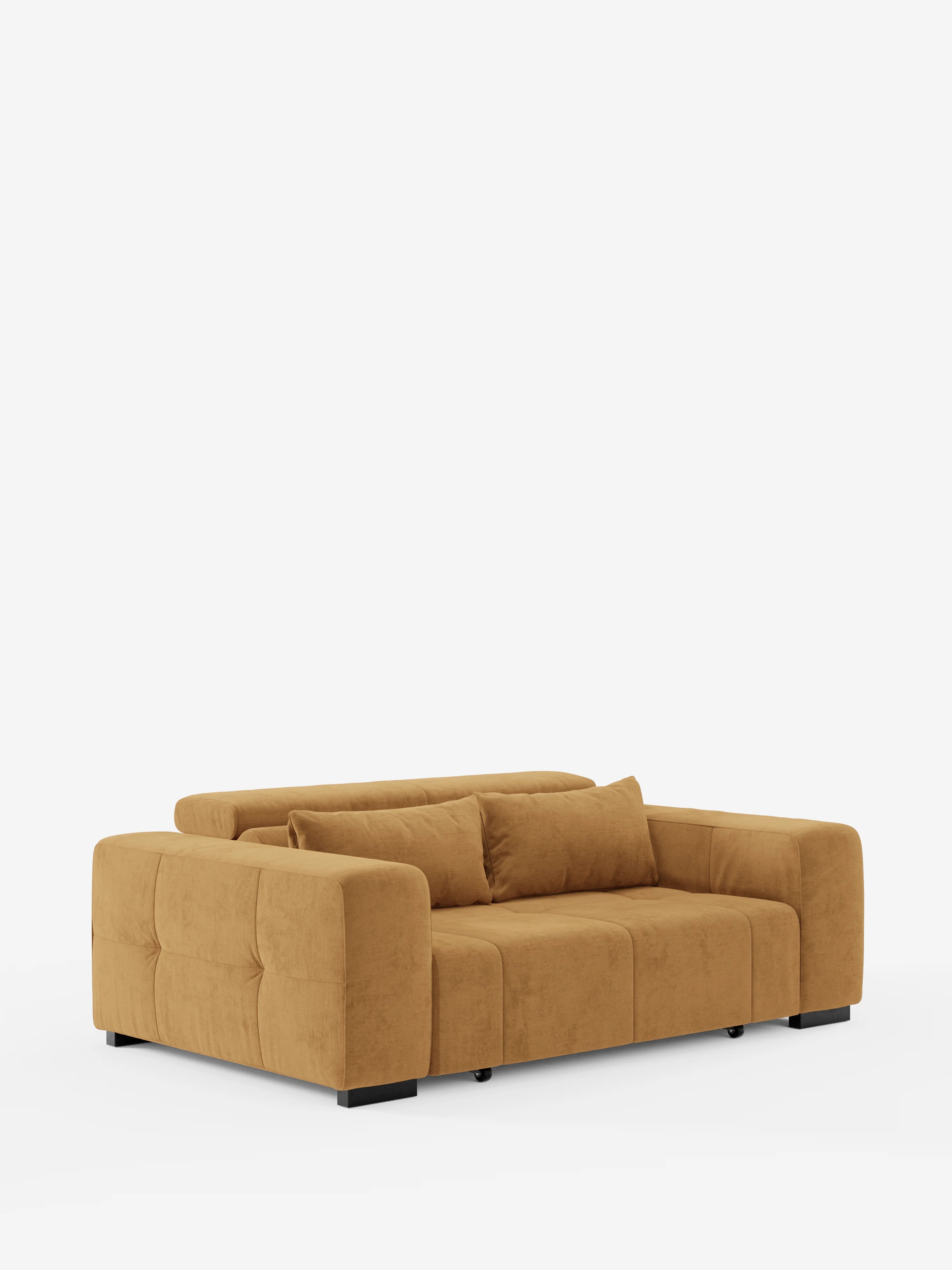Un divano Monarch Divano con Relax Elettrico di Divani.Store, color giallo senape, caratterizzato da una silhouette moderna e squadrata con morbidi cuscini rivestiti in tessuto T31 di facile pulizia e due cuscini decorativi abbinati, poggia su corte gambe nere su uno sfondo bianco a tinta unita: le sue linee pulite e il poggiatesta reclinabile incarnano perfettamente lo stile sofisticato del design italiano contemporaneo.