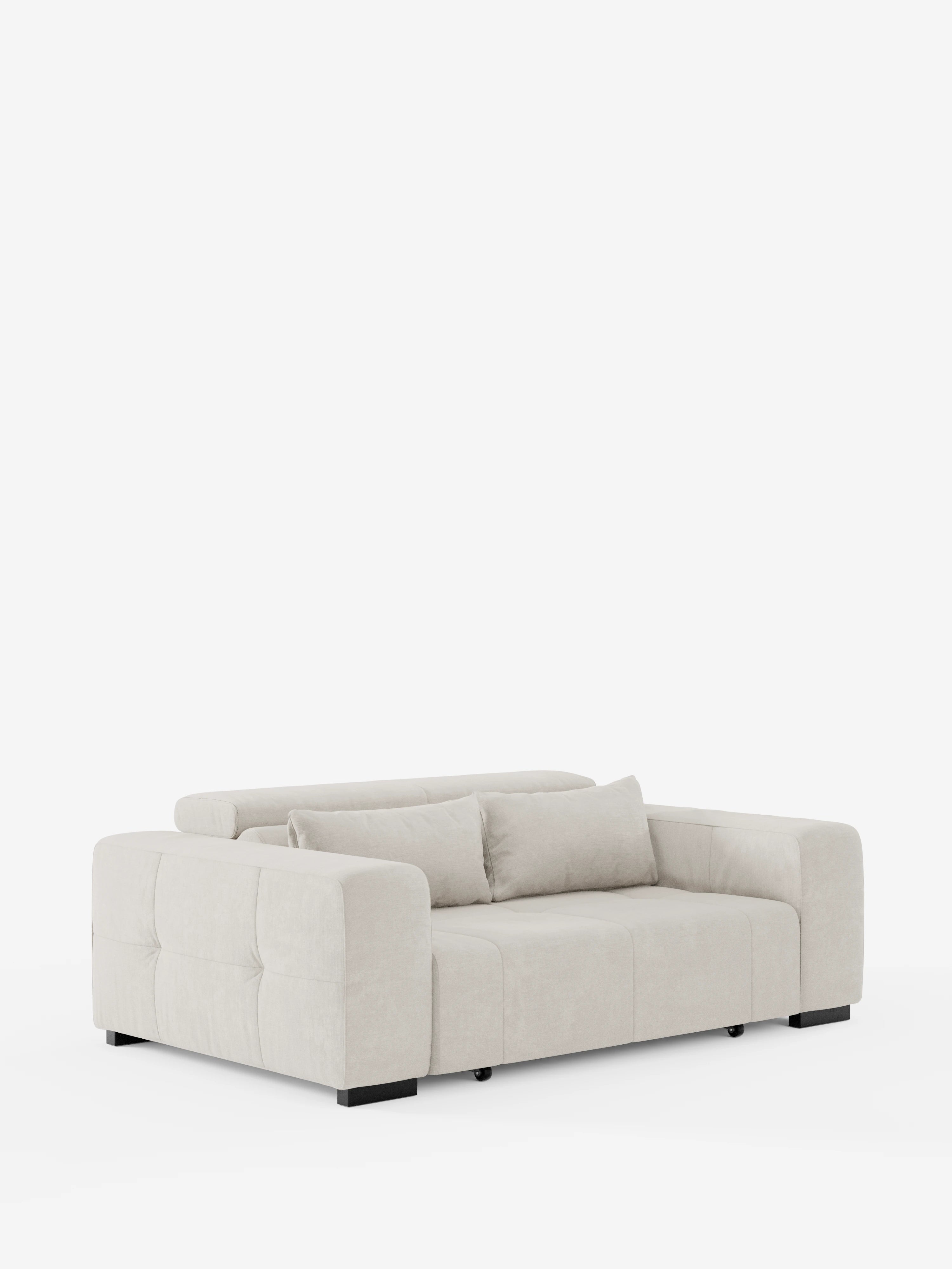 Un divano Monarch Divano con Relax Elettrico di Divani.Store, dal design contemporaneo e dal profilo basso, in beige chiaro, caratterizzato da braccioli squadrati, morbidi cuscini di seduta e schienale, due cuscini decorativi abbinati e piedini rettangolari neri, rivestito in morbido tessuto T31 antimacchia, con sedute estensibili e poggiatesta reclinabile — il tutto su uno sfondo bianco a tinta unita.