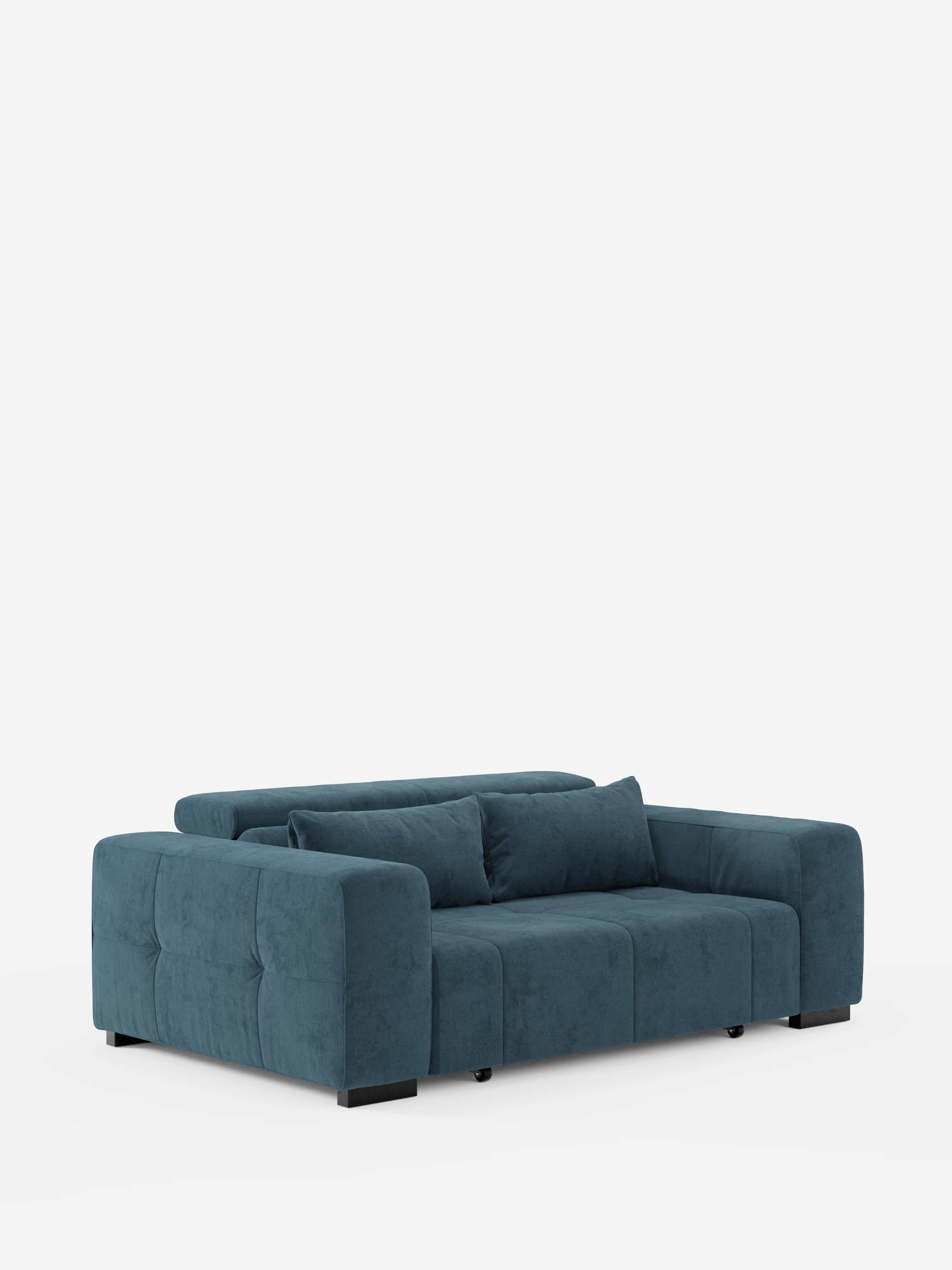 Un divanetto contemporaneo: il Monarch Divano con Relax Elettrico di Divani.Il modello, disponibile in negozio, è rivestito in morbido tessuto T31 antimacchia e presenta un design moderno con sedute estensibili elettricamente, poggiatesta reclinabile, ampi braccioli, cuscini di seduta e schienale trapuntati, due cuscini coordinati, piedini bassi neri a blocco e una silhouette slanciata, il tutto messo in risalto da uno sfondo bianco a tinta unita.