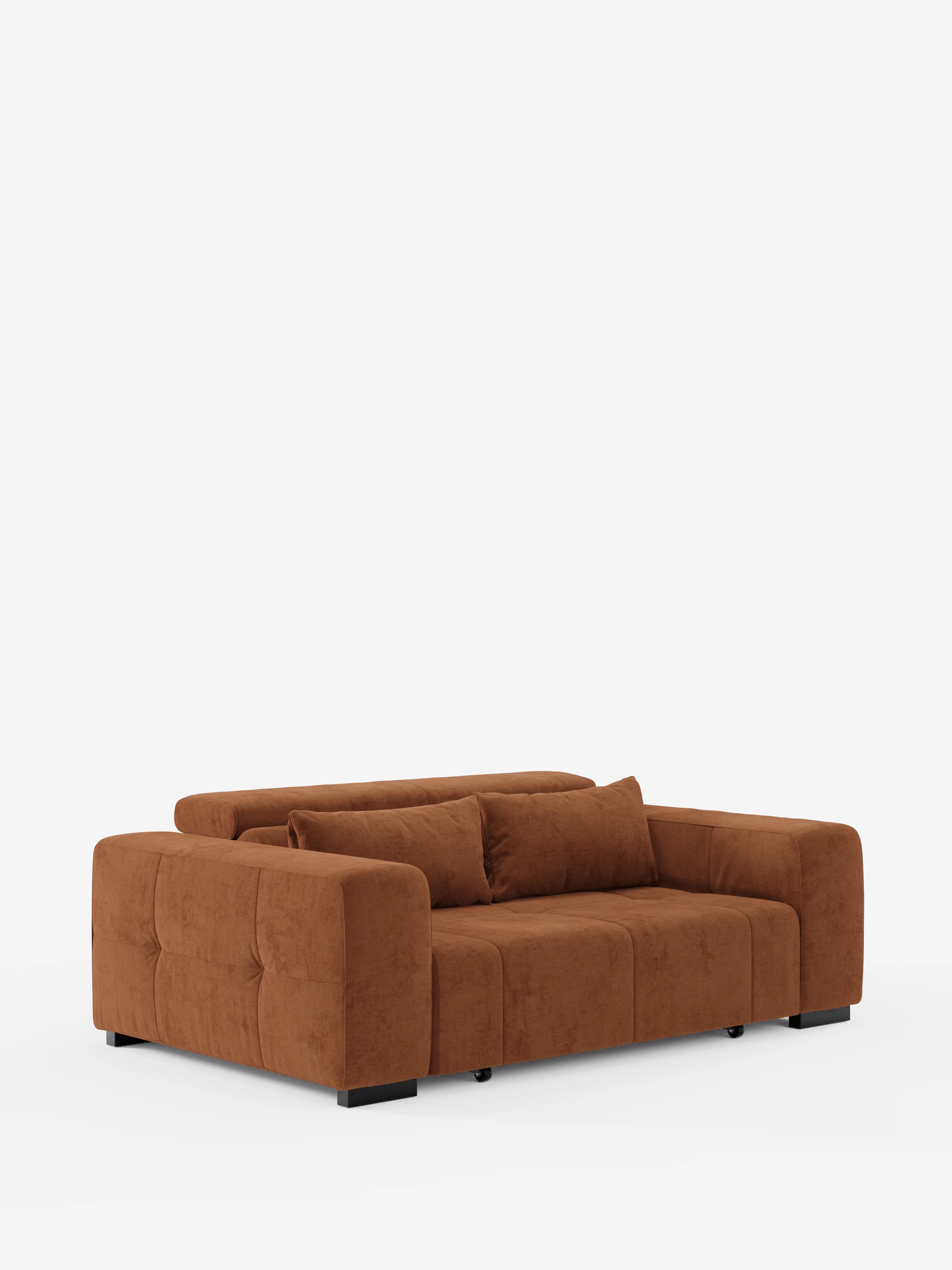 Un divano Monarch contemporaneo color marrone con funzione relax elettrica per l’allungamento delle sedute e poggiatesta reclinabile di Divani.Store, caratterizzato da ampi braccioli squadrati, morbidi cuscini e due cuscini coordinati, è raffigurato su gambe corte nere su uno sfondo bianco a tinta unita. Rivestito in morbido tessuto T31 resistente alle macchie, il divano offre un aspetto accogliente e invitante.